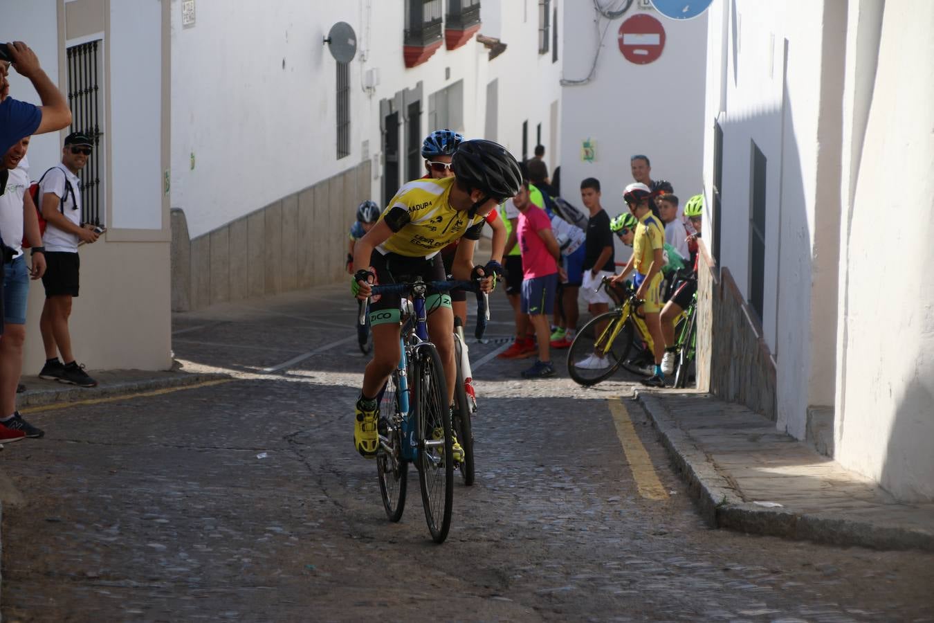 El barrio de 'Santa Catalina' de Jerez de los Caballeros ha acogido, esta mañana, la tercera prueba del Gran Premio Diputación de Badajoz 'Copa Escuelas de ciclismo en carretera', organizada por el Club Ciclista Jerez de los Caballeros y la Federación Extremeña de Ciclismo.Una competición de ciclismo que, como ya adelantó HOY Jerez, fue creada por la Federación Extremeña de Ciclismo con el objetivo de fomentar y seguir practicando deporte cuando ya han terminado todos los circuitos que se celebran durante el curso académico. En la citada prueba, han participado diferentes categorías: cadete, promesa, junior, principiante, alevín e infantil.Juan Luis Soriano, presidente del Club Ciclista Jerez, ha manifestado su satisfacción por el buen desarrollo de la jornada, «este tipo de pruebas son fundamentales para hacer cantera y promover este deporte entre los más pequeños».