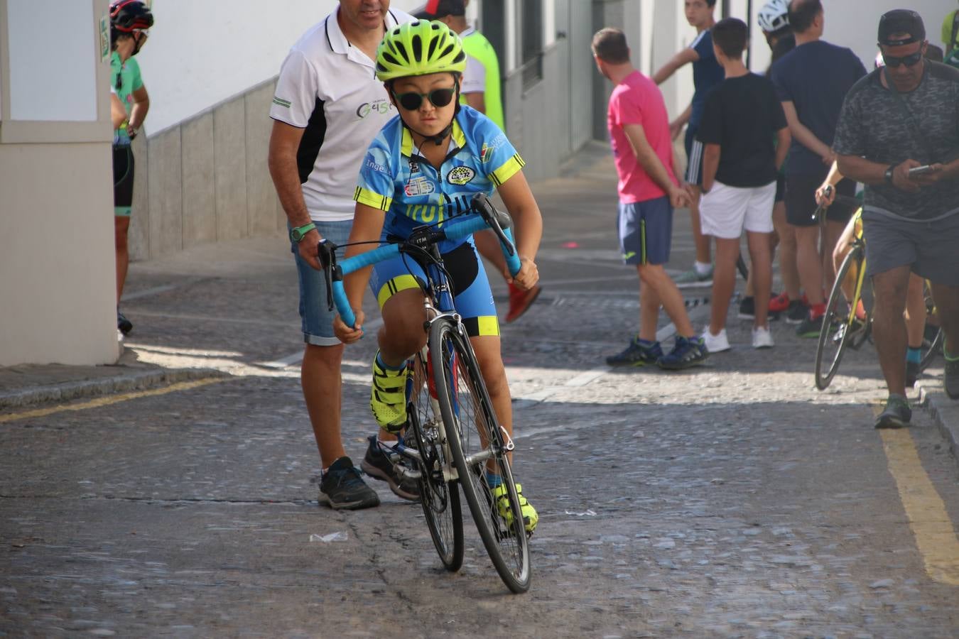 El barrio de 'Santa Catalina' de Jerez de los Caballeros ha acogido, esta mañana, la tercera prueba del Gran Premio Diputación de Badajoz 'Copa Escuelas de ciclismo en carretera', organizada por el Club Ciclista Jerez de los Caballeros y la Federación Extremeña de Ciclismo.Una competición de ciclismo que, como ya adelantó HOY Jerez, fue creada por la Federación Extremeña de Ciclismo con el objetivo de fomentar y seguir practicando deporte cuando ya han terminado todos los circuitos que se celebran durante el curso académico. En la citada prueba, han participado diferentes categorías: cadete, promesa, junior, principiante, alevín e infantil.Juan Luis Soriano, presidente del Club Ciclista Jerez, ha manifestado su satisfacción por el buen desarrollo de la jornada, «este tipo de pruebas son fundamentales para hacer cantera y promover este deporte entre los más pequeños».