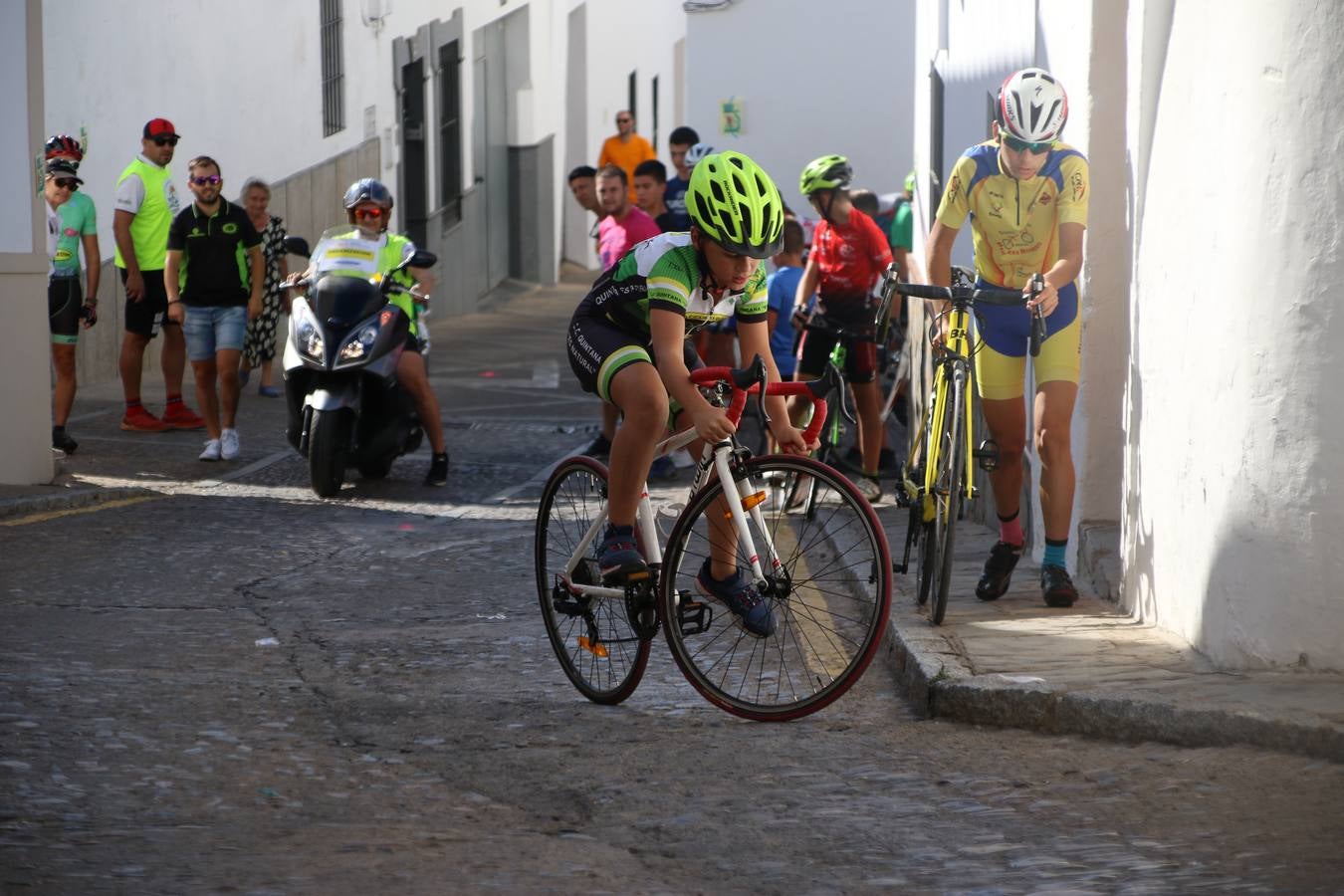 El barrio de 'Santa Catalina' de Jerez de los Caballeros ha acogido, esta mañana, la tercera prueba del Gran Premio Diputación de Badajoz 'Copa Escuelas de ciclismo en carretera', organizada por el Club Ciclista Jerez de los Caballeros y la Federación Extremeña de Ciclismo.Una competición de ciclismo que, como ya adelantó HOY Jerez, fue creada por la Federación Extremeña de Ciclismo con el objetivo de fomentar y seguir practicando deporte cuando ya han terminado todos los circuitos que se celebran durante el curso académico. En la citada prueba, han participado diferentes categorías: cadete, promesa, junior, principiante, alevín e infantil.Juan Luis Soriano, presidente del Club Ciclista Jerez, ha manifestado su satisfacción por el buen desarrollo de la jornada, «este tipo de pruebas son fundamentales para hacer cantera y promover este deporte entre los más pequeños».