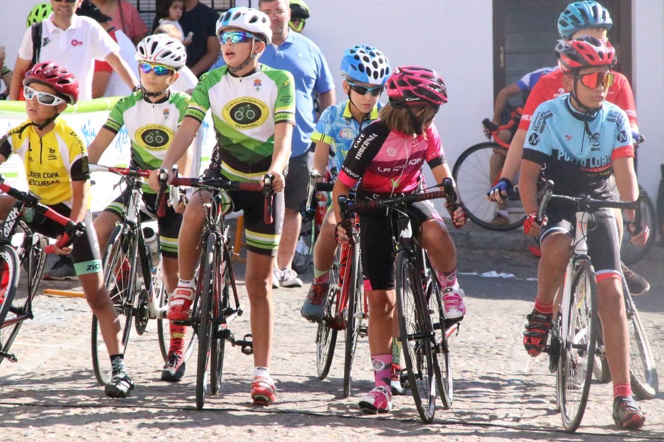 El barrio de 'Santa Catalina' de Jerez de los Caballeros ha acogido, esta mañana, la tercera prueba del Gran Premio Diputación de Badajoz 'Copa Escuelas de ciclismo en carretera', organizada por el Club Ciclista Jerez de los Caballeros y la Federación Extremeña de Ciclismo.Una competición de ciclismo que, como ya adelantó HOY Jerez, fue creada por la Federación Extremeña de Ciclismo con el objetivo de fomentar y seguir practicando deporte cuando ya han terminado todos los circuitos que se celebran durante el curso académico. En la citada prueba, han participado diferentes categorías: cadete, promesa, junior, principiante, alevín e infantil.Juan Luis Soriano, presidente del Club Ciclista Jerez, ha manifestado su satisfacción por el buen desarrollo de la jornada, «este tipo de pruebas son fundamentales para hacer cantera y promover este deporte entre los más pequeños».