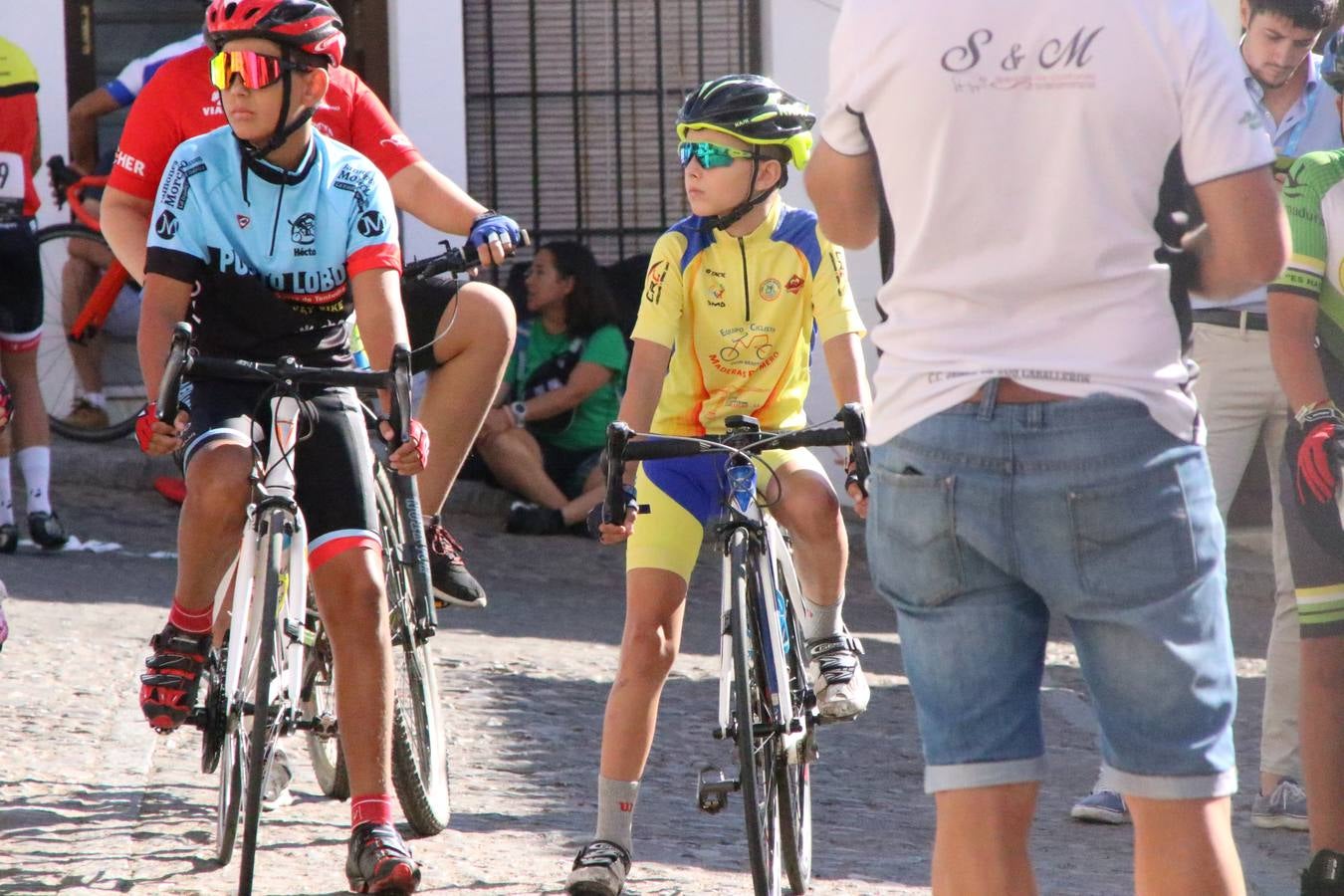 El barrio de 'Santa Catalina' de Jerez de los Caballeros ha acogido, esta mañana, la tercera prueba del Gran Premio Diputación de Badajoz 'Copa Escuelas de ciclismo en carretera', organizada por el Club Ciclista Jerez de los Caballeros y la Federación Extremeña de Ciclismo.Una competición de ciclismo que, como ya adelantó HOY Jerez, fue creada por la Federación Extremeña de Ciclismo con el objetivo de fomentar y seguir practicando deporte cuando ya han terminado todos los circuitos que se celebran durante el curso académico. En la citada prueba, han participado diferentes categorías: cadete, promesa, junior, principiante, alevín e infantil.Juan Luis Soriano, presidente del Club Ciclista Jerez, ha manifestado su satisfacción por el buen desarrollo de la jornada, «este tipo de pruebas son fundamentales para hacer cantera y promover este deporte entre los más pequeños».
