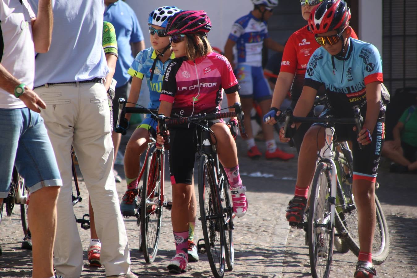 El barrio de 'Santa Catalina' de Jerez de los Caballeros ha acogido, esta mañana, la tercera prueba del Gran Premio Diputación de Badajoz 'Copa Escuelas de ciclismo en carretera', organizada por el Club Ciclista Jerez de los Caballeros y la Federación Extremeña de Ciclismo.Una competición de ciclismo que, como ya adelantó HOY Jerez, fue creada por la Federación Extremeña de Ciclismo con el objetivo de fomentar y seguir practicando deporte cuando ya han terminado todos los circuitos que se celebran durante el curso académico. En la citada prueba, han participado diferentes categorías: cadete, promesa, junior, principiante, alevín e infantil.Juan Luis Soriano, presidente del Club Ciclista Jerez, ha manifestado su satisfacción por el buen desarrollo de la jornada, «este tipo de pruebas son fundamentales para hacer cantera y promover este deporte entre los más pequeños».