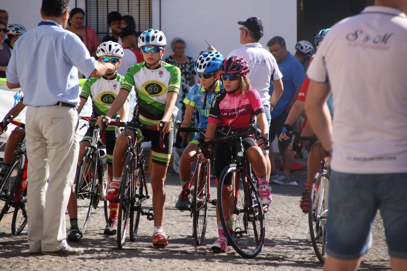 El barrio de 'Santa Catalina' de Jerez de los Caballeros ha acogido, esta mañana, la tercera prueba del Gran Premio Diputación de Badajoz 'Copa Escuelas de ciclismo en carretera', organizada por el Club Ciclista Jerez de los Caballeros y la Federación Extremeña de Ciclismo.Una competición de ciclismo que, como ya adelantó HOY Jerez, fue creada por la Federación Extremeña de Ciclismo con el objetivo de fomentar y seguir practicando deporte cuando ya han terminado todos los circuitos que se celebran durante el curso académico. En la citada prueba, han participado diferentes categorías: cadete, promesa, junior, principiante, alevín e infantil.Juan Luis Soriano, presidente del Club Ciclista Jerez, ha manifestado su satisfacción por el buen desarrollo de la jornada, «este tipo de pruebas son fundamentales para hacer cantera y promover este deporte entre los más pequeños».