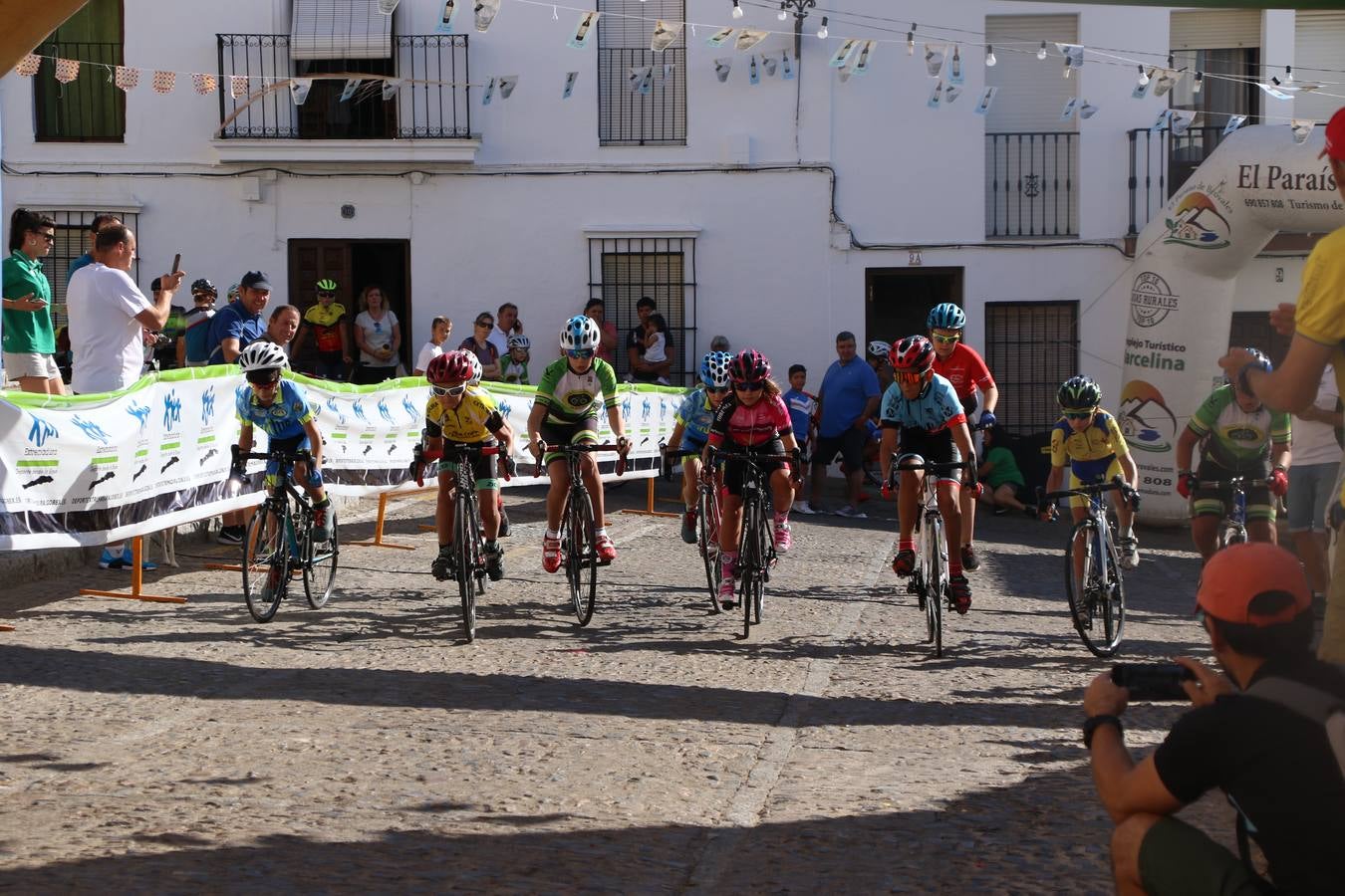 El barrio de 'Santa Catalina' de Jerez de los Caballeros ha acogido, esta mañana, la tercera prueba del Gran Premio Diputación de Badajoz 'Copa Escuelas de ciclismo en carretera', organizada por el Club Ciclista Jerez de los Caballeros y la Federación Extremeña de Ciclismo.Una competición de ciclismo que, como ya adelantó HOY Jerez, fue creada por la Federación Extremeña de Ciclismo con el objetivo de fomentar y seguir practicando deporte cuando ya han terminado todos los circuitos que se celebran durante el curso académico. En la citada prueba, han participado diferentes categorías: cadete, promesa, junior, principiante, alevín e infantil.Juan Luis Soriano, presidente del Club Ciclista Jerez, ha manifestado su satisfacción por el buen desarrollo de la jornada, «este tipo de pruebas son fundamentales para hacer cantera y promover este deporte entre los más pequeños».