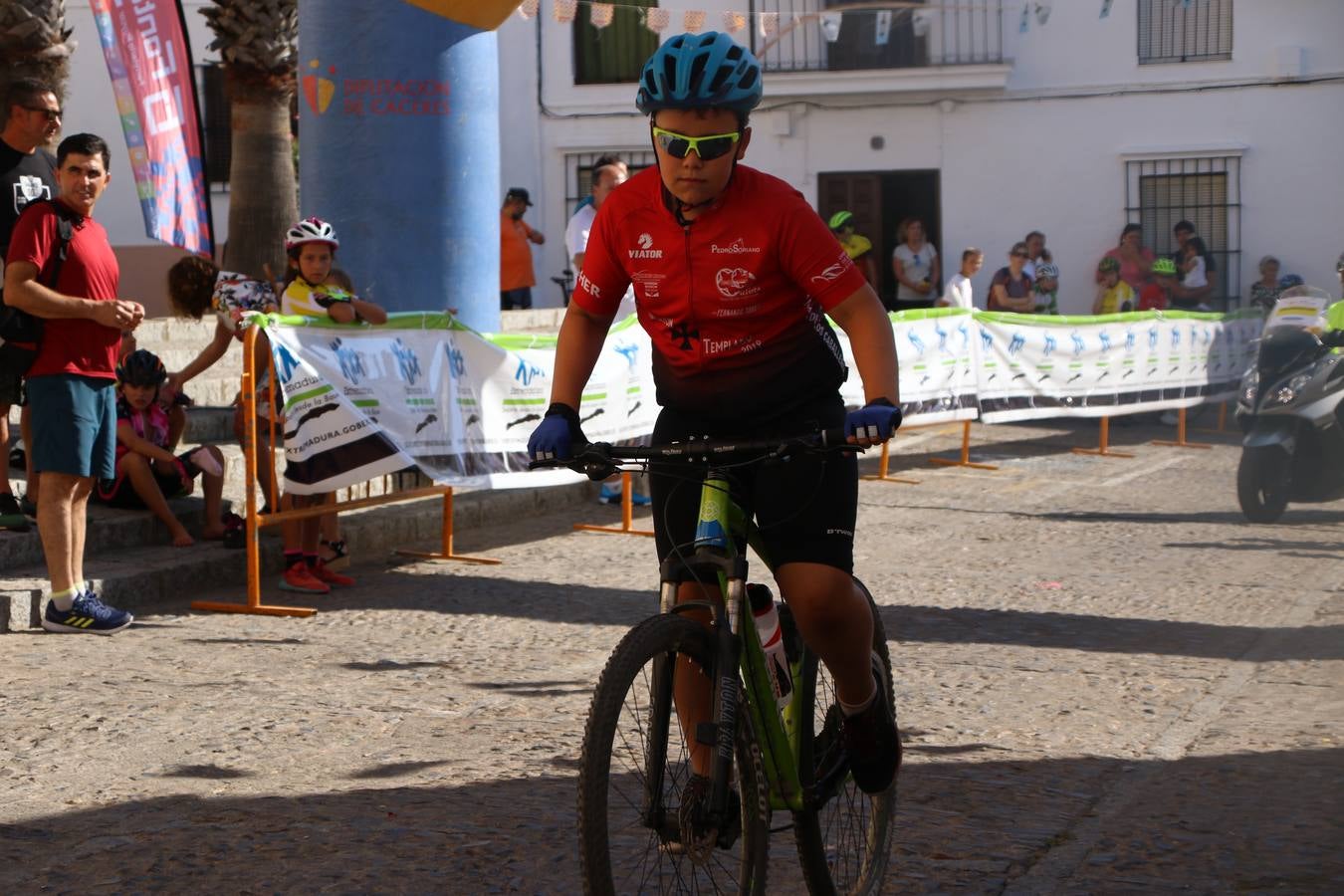 El barrio de 'Santa Catalina' de Jerez de los Caballeros ha acogido, esta mañana, la tercera prueba del Gran Premio Diputación de Badajoz 'Copa Escuelas de ciclismo en carretera', organizada por el Club Ciclista Jerez de los Caballeros y la Federación Extremeña de Ciclismo.Una competición de ciclismo que, como ya adelantó HOY Jerez, fue creada por la Federación Extremeña de Ciclismo con el objetivo de fomentar y seguir practicando deporte cuando ya han terminado todos los circuitos que se celebran durante el curso académico. En la citada prueba, han participado diferentes categorías: cadete, promesa, junior, principiante, alevín e infantil.Juan Luis Soriano, presidente del Club Ciclista Jerez, ha manifestado su satisfacción por el buen desarrollo de la jornada, «este tipo de pruebas son fundamentales para hacer cantera y promover este deporte entre los más pequeños».