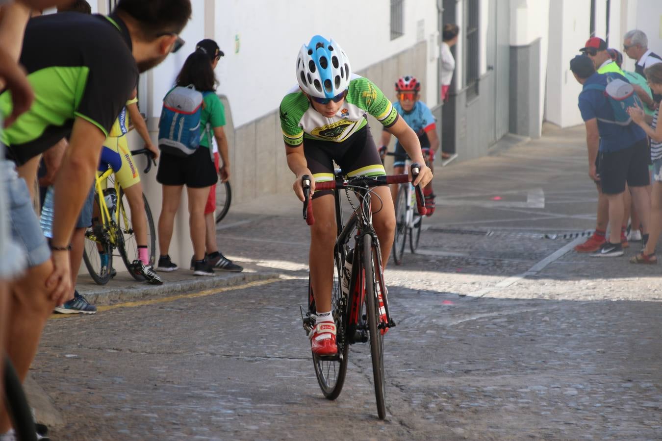 El barrio de 'Santa Catalina' de Jerez de los Caballeros ha acogido, esta mañana, la tercera prueba del Gran Premio Diputación de Badajoz 'Copa Escuelas de ciclismo en carretera', organizada por el Club Ciclista Jerez de los Caballeros y la Federación Extremeña de Ciclismo.Una competición de ciclismo que, como ya adelantó HOY Jerez, fue creada por la Federación Extremeña de Ciclismo con el objetivo de fomentar y seguir practicando deporte cuando ya han terminado todos los circuitos que se celebran durante el curso académico. En la citada prueba, han participado diferentes categorías: cadete, promesa, junior, principiante, alevín e infantil.Juan Luis Soriano, presidente del Club Ciclista Jerez, ha manifestado su satisfacción por el buen desarrollo de la jornada, «este tipo de pruebas son fundamentales para hacer cantera y promover este deporte entre los más pequeños».