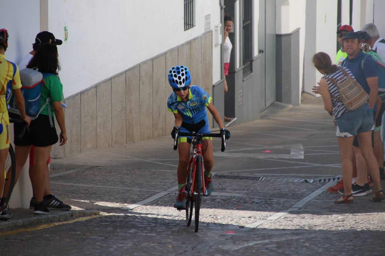 El barrio de 'Santa Catalina' de Jerez de los Caballeros ha acogido, esta mañana, la tercera prueba del Gran Premio Diputación de Badajoz 'Copa Escuelas de ciclismo en carretera', organizada por el Club Ciclista Jerez de los Caballeros y la Federación Extremeña de Ciclismo.Una competición de ciclismo que, como ya adelantó HOY Jerez, fue creada por la Federación Extremeña de Ciclismo con el objetivo de fomentar y seguir practicando deporte cuando ya han terminado todos los circuitos que se celebran durante el curso académico. En la citada prueba, han participado diferentes categorías: cadete, promesa, junior, principiante, alevín e infantil.Juan Luis Soriano, presidente del Club Ciclista Jerez, ha manifestado su satisfacción por el buen desarrollo de la jornada, «este tipo de pruebas son fundamentales para hacer cantera y promover este deporte entre los más pequeños».