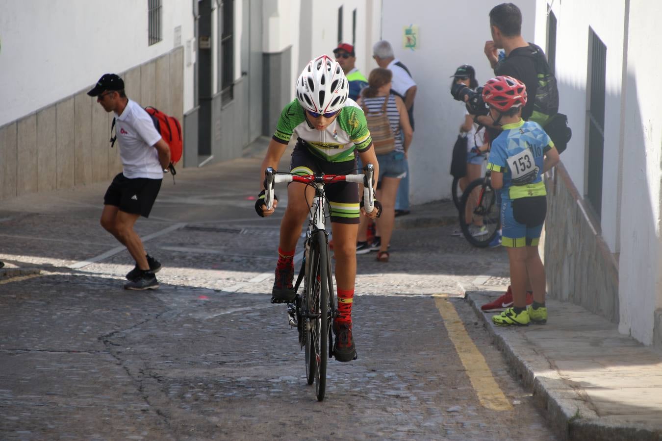 El barrio de 'Santa Catalina' de Jerez de los Caballeros ha acogido, esta mañana, la tercera prueba del Gran Premio Diputación de Badajoz 'Copa Escuelas de ciclismo en carretera', organizada por el Club Ciclista Jerez de los Caballeros y la Federación Extremeña de Ciclismo.Una competición de ciclismo que, como ya adelantó HOY Jerez, fue creada por la Federación Extremeña de Ciclismo con el objetivo de fomentar y seguir practicando deporte cuando ya han terminado todos los circuitos que se celebran durante el curso académico. En la citada prueba, han participado diferentes categorías: cadete, promesa, junior, principiante, alevín e infantil.Juan Luis Soriano, presidente del Club Ciclista Jerez, ha manifestado su satisfacción por el buen desarrollo de la jornada, «este tipo de pruebas son fundamentales para hacer cantera y promover este deporte entre los más pequeños».