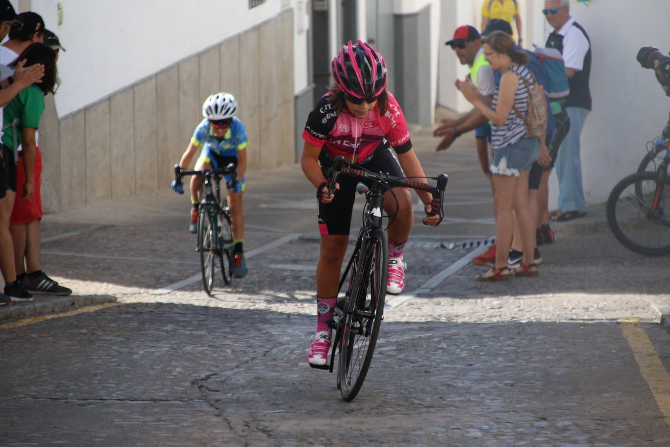 El barrio de 'Santa Catalina' de Jerez de los Caballeros ha acogido, esta mañana, la tercera prueba del Gran Premio Diputación de Badajoz 'Copa Escuelas de ciclismo en carretera', organizada por el Club Ciclista Jerez de los Caballeros y la Federación Extremeña de Ciclismo.Una competición de ciclismo que, como ya adelantó HOY Jerez, fue creada por la Federación Extremeña de Ciclismo con el objetivo de fomentar y seguir practicando deporte cuando ya han terminado todos los circuitos que se celebran durante el curso académico. En la citada prueba, han participado diferentes categorías: cadete, promesa, junior, principiante, alevín e infantil.Juan Luis Soriano, presidente del Club Ciclista Jerez, ha manifestado su satisfacción por el buen desarrollo de la jornada, «este tipo de pruebas son fundamentales para hacer cantera y promover este deporte entre los más pequeños».