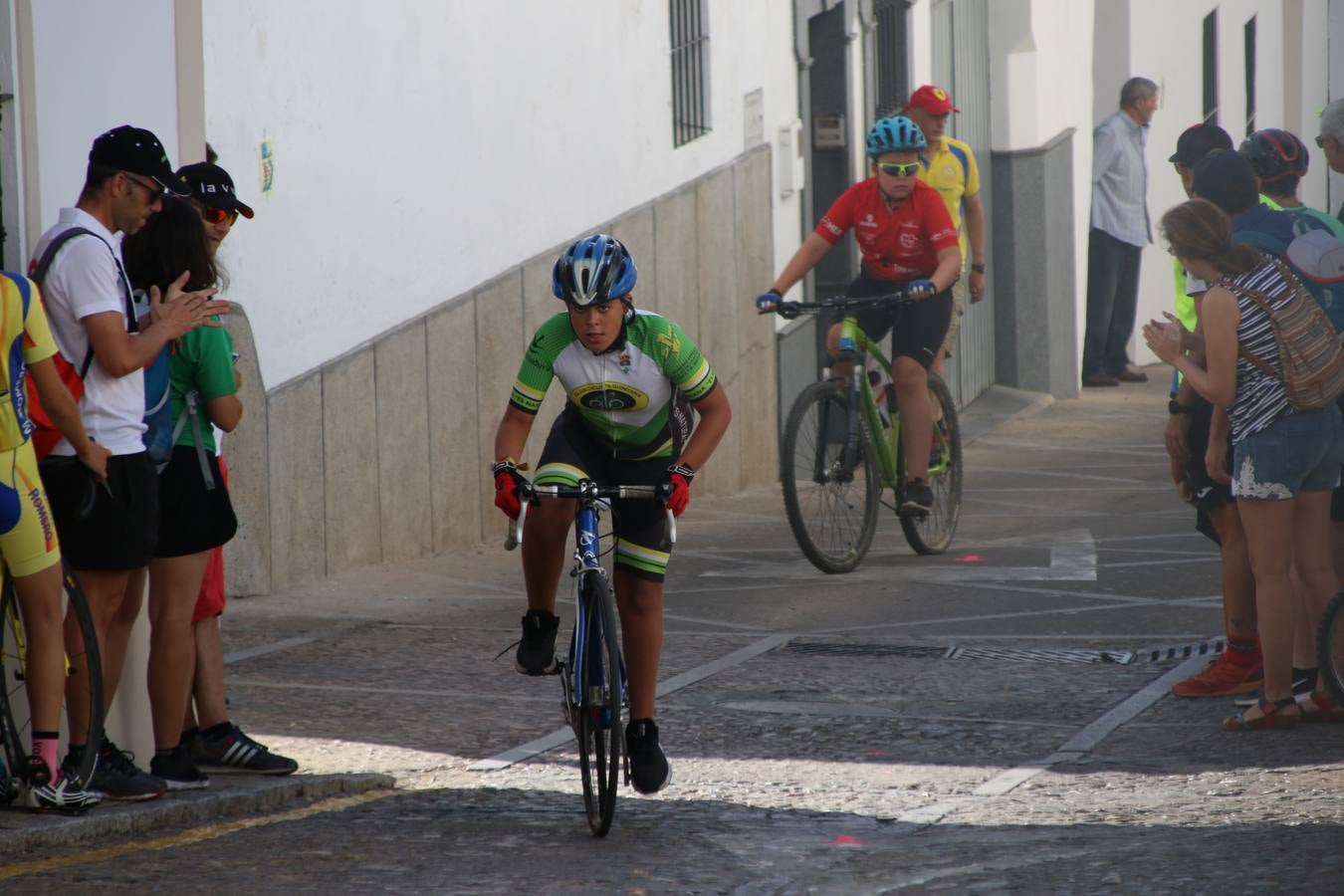 El barrio de 'Santa Catalina' de Jerez de los Caballeros ha acogido, esta mañana, la tercera prueba del Gran Premio Diputación de Badajoz 'Copa Escuelas de ciclismo en carretera', organizada por el Club Ciclista Jerez de los Caballeros y la Federación Extremeña de Ciclismo.Una competición de ciclismo que, como ya adelantó HOY Jerez, fue creada por la Federación Extremeña de Ciclismo con el objetivo de fomentar y seguir practicando deporte cuando ya han terminado todos los circuitos que se celebran durante el curso académico. En la citada prueba, han participado diferentes categorías: cadete, promesa, junior, principiante, alevín e infantil.Juan Luis Soriano, presidente del Club Ciclista Jerez, ha manifestado su satisfacción por el buen desarrollo de la jornada, «este tipo de pruebas son fundamentales para hacer cantera y promover este deporte entre los más pequeños».