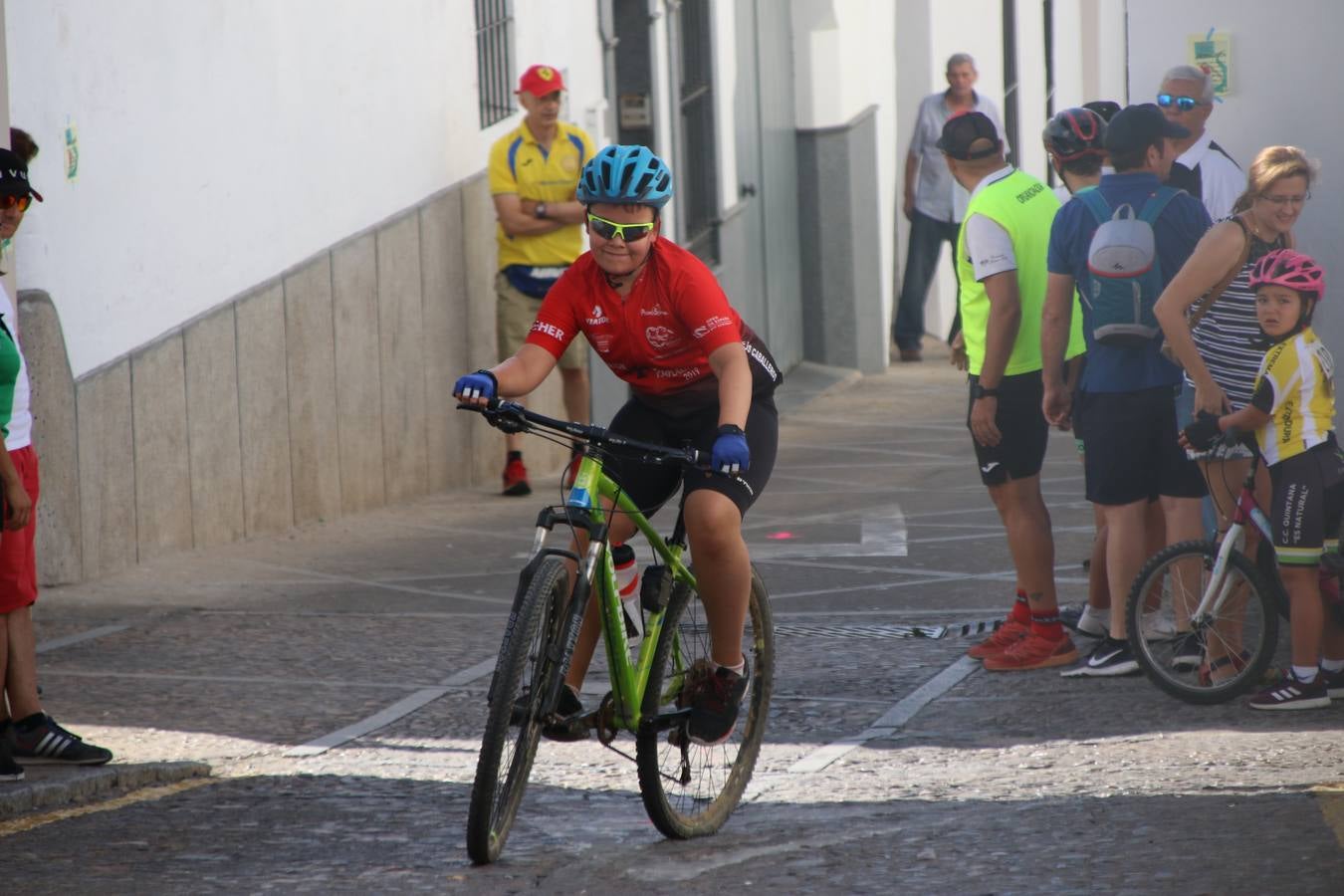 El barrio de 'Santa Catalina' de Jerez de los Caballeros ha acogido, esta mañana, la tercera prueba del Gran Premio Diputación de Badajoz 'Copa Escuelas de ciclismo en carretera', organizada por el Club Ciclista Jerez de los Caballeros y la Federación Extremeña de Ciclismo.Una competición de ciclismo que, como ya adelantó HOY Jerez, fue creada por la Federación Extremeña de Ciclismo con el objetivo de fomentar y seguir practicando deporte cuando ya han terminado todos los circuitos que se celebran durante el curso académico. En la citada prueba, han participado diferentes categorías: cadete, promesa, junior, principiante, alevín e infantil.Juan Luis Soriano, presidente del Club Ciclista Jerez, ha manifestado su satisfacción por el buen desarrollo de la jornada, «este tipo de pruebas son fundamentales para hacer cantera y promover este deporte entre los más pequeños».