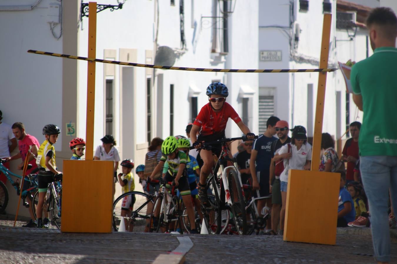 El barrio de 'Santa Catalina' de Jerez de los Caballeros ha acogido, esta mañana, la tercera prueba del Gran Premio Diputación de Badajoz 'Copa Escuelas de ciclismo en carretera', organizada por el Club Ciclista Jerez de los Caballeros y la Federación Extremeña de Ciclismo.Una competición de ciclismo que, como ya adelantó HOY Jerez, fue creada por la Federación Extremeña de Ciclismo con el objetivo de fomentar y seguir practicando deporte cuando ya han terminado todos los circuitos que se celebran durante el curso académico. En la citada prueba, han participado diferentes categorías: cadete, promesa, junior, principiante, alevín e infantil.Juan Luis Soriano, presidente del Club Ciclista Jerez, ha manifestado su satisfacción por el buen desarrollo de la jornada, «este tipo de pruebas son fundamentales para hacer cantera y promover este deporte entre los más pequeños».