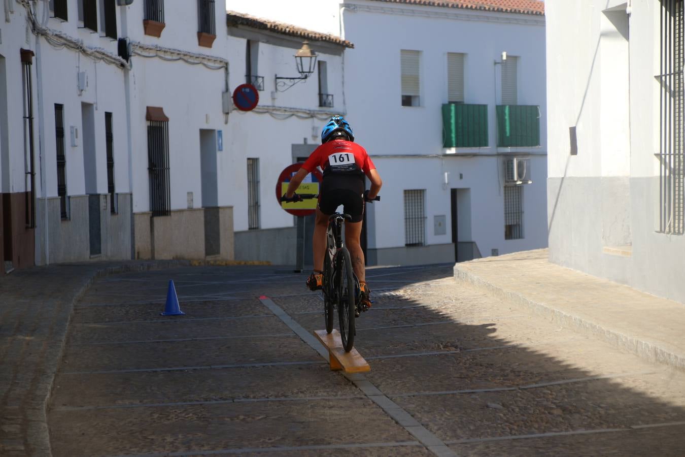 El barrio de 'Santa Catalina' de Jerez de los Caballeros ha acogido, esta mañana, la tercera prueba del Gran Premio Diputación de Badajoz 'Copa Escuelas de ciclismo en carretera', organizada por el Club Ciclista Jerez de los Caballeros y la Federación Extremeña de Ciclismo.Una competición de ciclismo que, como ya adelantó HOY Jerez, fue creada por la Federación Extremeña de Ciclismo con el objetivo de fomentar y seguir practicando deporte cuando ya han terminado todos los circuitos que se celebran durante el curso académico. En la citada prueba, han participado diferentes categorías: cadete, promesa, junior, principiante, alevín e infantil.Juan Luis Soriano, presidente del Club Ciclista Jerez, ha manifestado su satisfacción por el buen desarrollo de la jornada, «este tipo de pruebas son fundamentales para hacer cantera y promover este deporte entre los más pequeños».