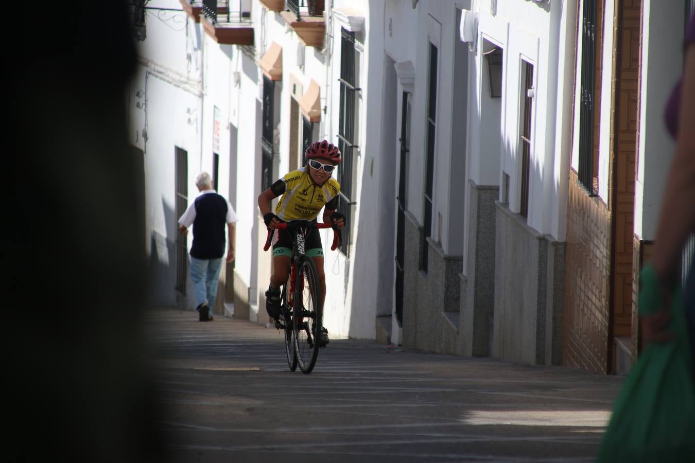 El barrio de 'Santa Catalina' de Jerez de los Caballeros ha acogido, esta mañana, la tercera prueba del Gran Premio Diputación de Badajoz 'Copa Escuelas de ciclismo en carretera', organizada por el Club Ciclista Jerez de los Caballeros y la Federación Extremeña de Ciclismo.Una competición de ciclismo que, como ya adelantó HOY Jerez, fue creada por la Federación Extremeña de Ciclismo con el objetivo de fomentar y seguir practicando deporte cuando ya han terminado todos los circuitos que se celebran durante el curso académico. En la citada prueba, han participado diferentes categorías: cadete, promesa, junior, principiante, alevín e infantil.Juan Luis Soriano, presidente del Club Ciclista Jerez, ha manifestado su satisfacción por el buen desarrollo de la jornada, «este tipo de pruebas son fundamentales para hacer cantera y promover este deporte entre los más pequeños».