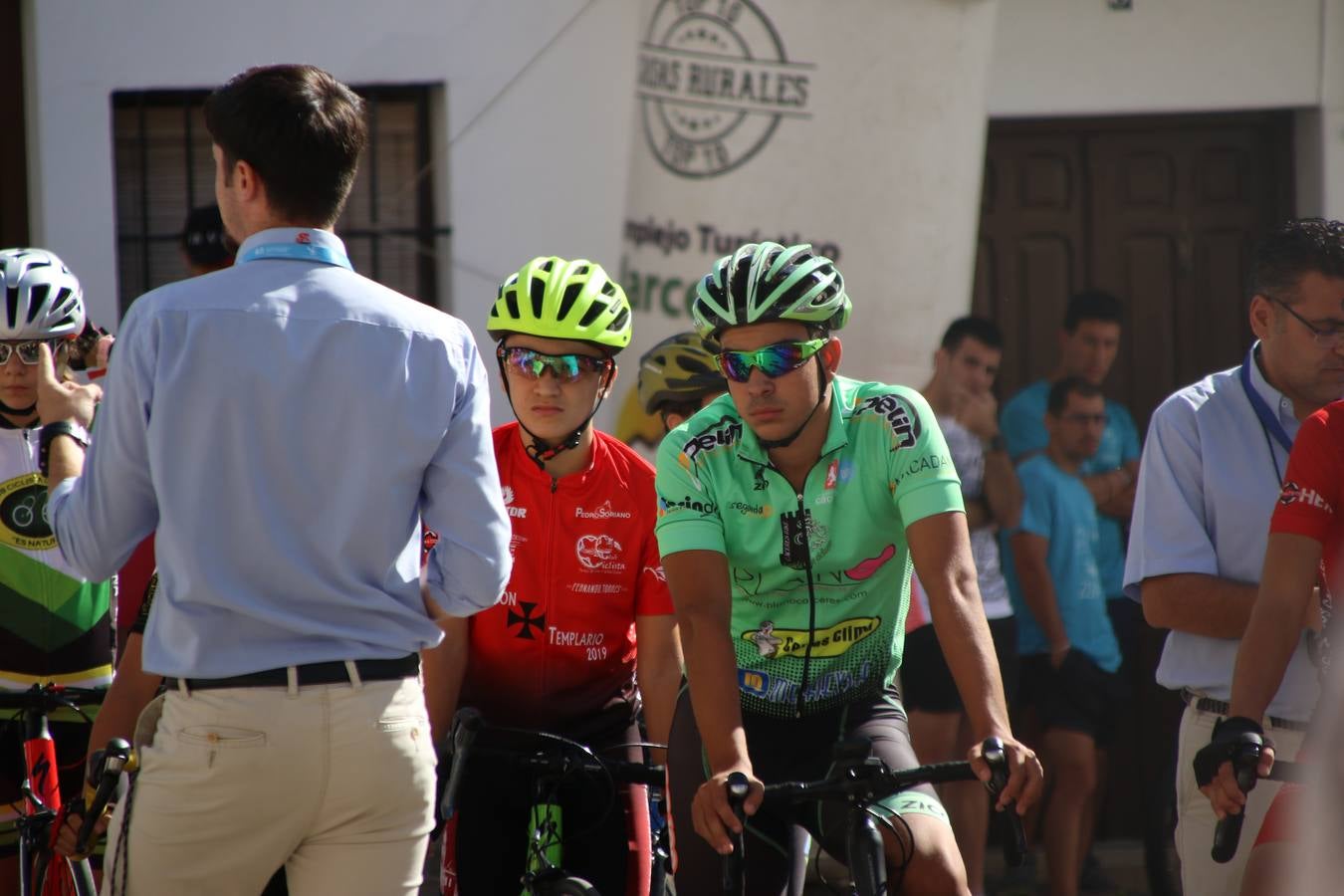 El barrio de 'Santa Catalina' de Jerez de los Caballeros ha acogido, esta mañana, la tercera prueba del Gran Premio Diputación de Badajoz 'Copa Escuelas de ciclismo en carretera', organizada por el Club Ciclista Jerez de los Caballeros y la Federación Extremeña de Ciclismo.Una competición de ciclismo que, como ya adelantó HOY Jerez, fue creada por la Federación Extremeña de Ciclismo con el objetivo de fomentar y seguir practicando deporte cuando ya han terminado todos los circuitos que se celebran durante el curso académico. En la citada prueba, han participado diferentes categorías: cadete, promesa, junior, principiante, alevín e infantil.Juan Luis Soriano, presidente del Club Ciclista Jerez, ha manifestado su satisfacción por el buen desarrollo de la jornada, «este tipo de pruebas son fundamentales para hacer cantera y promover este deporte entre los más pequeños».