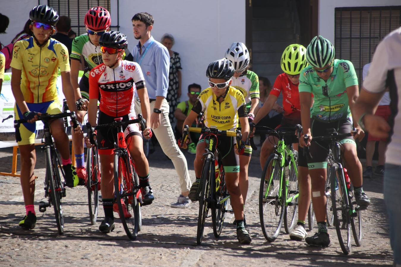 El barrio de 'Santa Catalina' de Jerez de los Caballeros ha acogido, esta mañana, la tercera prueba del Gran Premio Diputación de Badajoz 'Copa Escuelas de ciclismo en carretera', organizada por el Club Ciclista Jerez de los Caballeros y la Federación Extremeña de Ciclismo.Una competición de ciclismo que, como ya adelantó HOY Jerez, fue creada por la Federación Extremeña de Ciclismo con el objetivo de fomentar y seguir practicando deporte cuando ya han terminado todos los circuitos que se celebran durante el curso académico. En la citada prueba, han participado diferentes categorías: cadete, promesa, junior, principiante, alevín e infantil.Juan Luis Soriano, presidente del Club Ciclista Jerez, ha manifestado su satisfacción por el buen desarrollo de la jornada, «este tipo de pruebas son fundamentales para hacer cantera y promover este deporte entre los más pequeños».