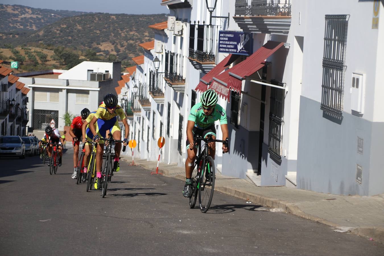 El barrio de 'Santa Catalina' de Jerez de los Caballeros ha acogido, esta mañana, la tercera prueba del Gran Premio Diputación de Badajoz 'Copa Escuelas de ciclismo en carretera', organizada por el Club Ciclista Jerez de los Caballeros y la Federación Extremeña de Ciclismo.Una competición de ciclismo que, como ya adelantó HOY Jerez, fue creada por la Federación Extremeña de Ciclismo con el objetivo de fomentar y seguir practicando deporte cuando ya han terminado todos los circuitos que se celebran durante el curso académico. En la citada prueba, han participado diferentes categorías: cadete, promesa, junior, principiante, alevín e infantil.Juan Luis Soriano, presidente del Club Ciclista Jerez, ha manifestado su satisfacción por el buen desarrollo de la jornada, «este tipo de pruebas son fundamentales para hacer cantera y promover este deporte entre los más pequeños».