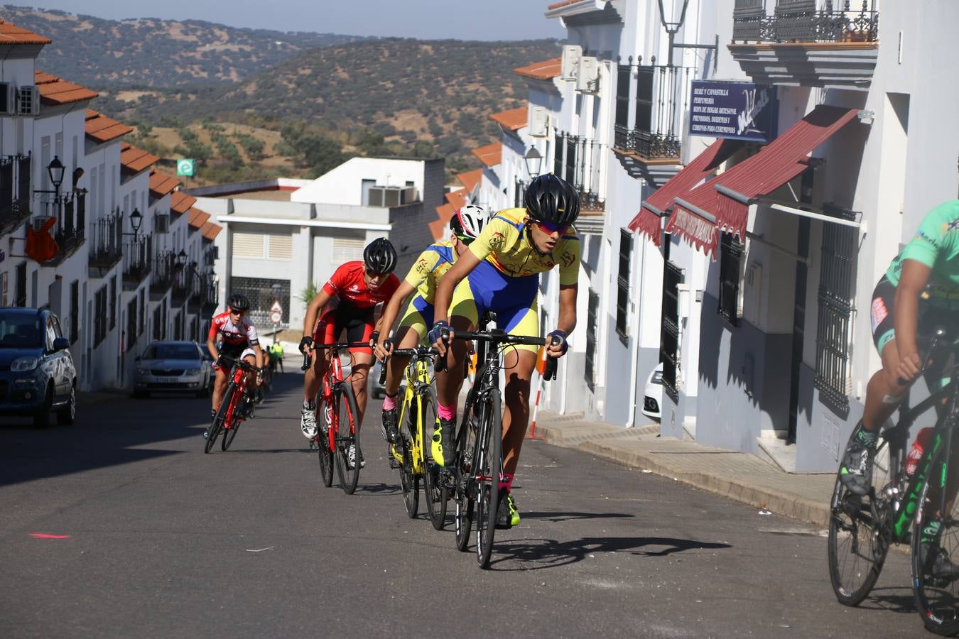 El barrio de 'Santa Catalina' de Jerez de los Caballeros ha acogido, esta mañana, la tercera prueba del Gran Premio Diputación de Badajoz 'Copa Escuelas de ciclismo en carretera', organizada por el Club Ciclista Jerez de los Caballeros y la Federación Extremeña de Ciclismo.Una competición de ciclismo que, como ya adelantó HOY Jerez, fue creada por la Federación Extremeña de Ciclismo con el objetivo de fomentar y seguir practicando deporte cuando ya han terminado todos los circuitos que se celebran durante el curso académico. En la citada prueba, han participado diferentes categorías: cadete, promesa, junior, principiante, alevín e infantil.Juan Luis Soriano, presidente del Club Ciclista Jerez, ha manifestado su satisfacción por el buen desarrollo de la jornada, «este tipo de pruebas son fundamentales para hacer cantera y promover este deporte entre los más pequeños».