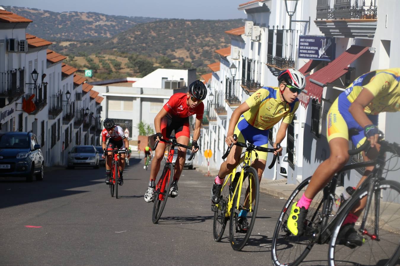 El barrio de 'Santa Catalina' de Jerez de los Caballeros ha acogido, esta mañana, la tercera prueba del Gran Premio Diputación de Badajoz 'Copa Escuelas de ciclismo en carretera', organizada por el Club Ciclista Jerez de los Caballeros y la Federación Extremeña de Ciclismo.Una competición de ciclismo que, como ya adelantó HOY Jerez, fue creada por la Federación Extremeña de Ciclismo con el objetivo de fomentar y seguir practicando deporte cuando ya han terminado todos los circuitos que se celebran durante el curso académico. En la citada prueba, han participado diferentes categorías: cadete, promesa, junior, principiante, alevín e infantil.Juan Luis Soriano, presidente del Club Ciclista Jerez, ha manifestado su satisfacción por el buen desarrollo de la jornada, «este tipo de pruebas son fundamentales para hacer cantera y promover este deporte entre los más pequeños».