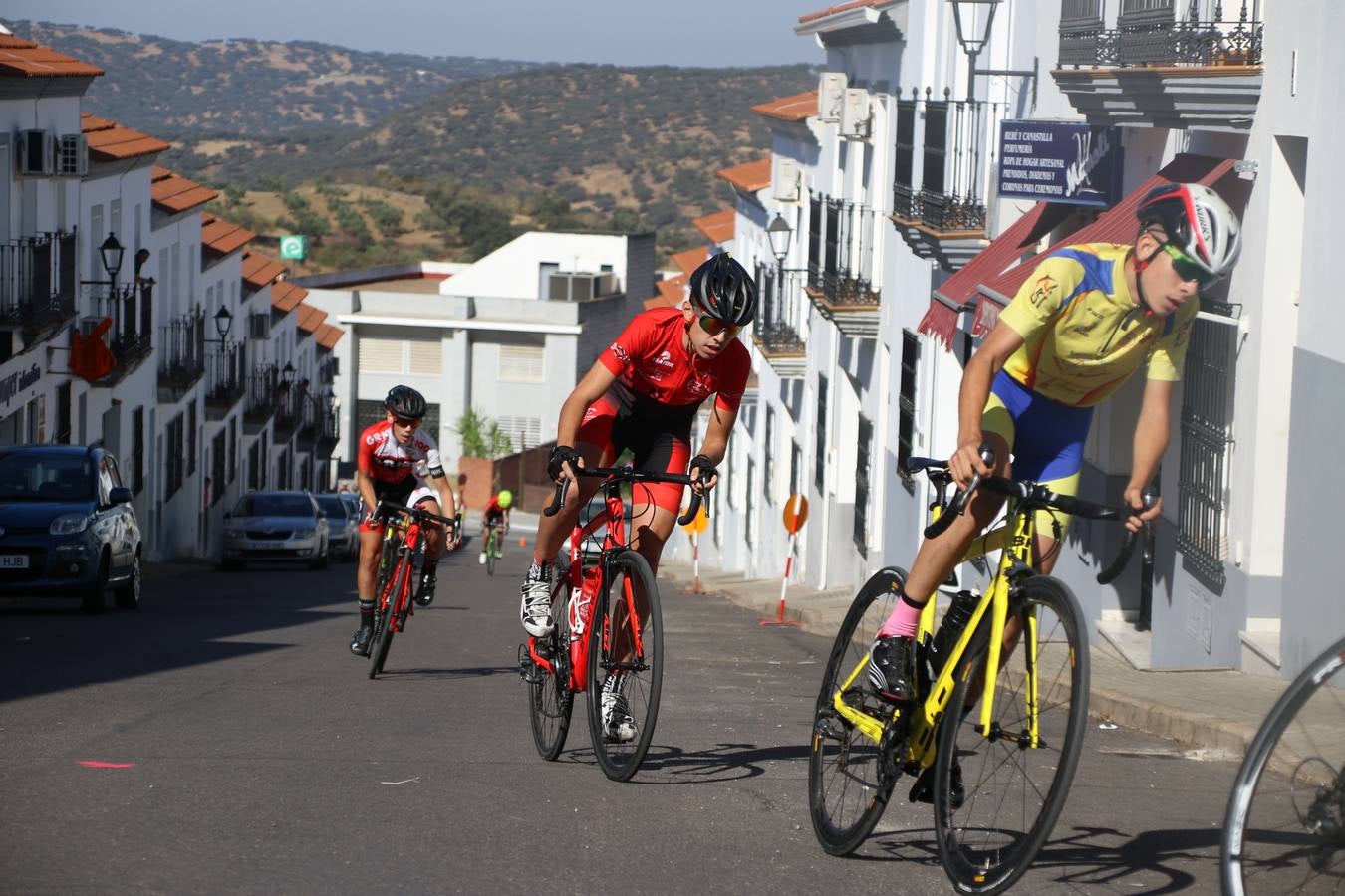 El barrio de 'Santa Catalina' de Jerez de los Caballeros ha acogido, esta mañana, la tercera prueba del Gran Premio Diputación de Badajoz 'Copa Escuelas de ciclismo en carretera', organizada por el Club Ciclista Jerez de los Caballeros y la Federación Extremeña de Ciclismo.Una competición de ciclismo que, como ya adelantó HOY Jerez, fue creada por la Federación Extremeña de Ciclismo con el objetivo de fomentar y seguir practicando deporte cuando ya han terminado todos los circuitos que se celebran durante el curso académico. En la citada prueba, han participado diferentes categorías: cadete, promesa, junior, principiante, alevín e infantil.Juan Luis Soriano, presidente del Club Ciclista Jerez, ha manifestado su satisfacción por el buen desarrollo de la jornada, «este tipo de pruebas son fundamentales para hacer cantera y promover este deporte entre los más pequeños».