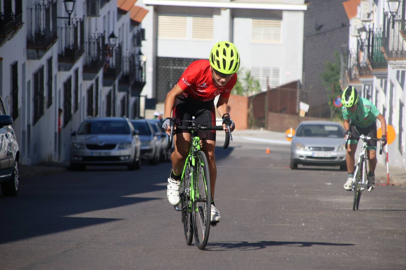 El barrio de 'Santa Catalina' de Jerez de los Caballeros ha acogido, esta mañana, la tercera prueba del Gran Premio Diputación de Badajoz 'Copa Escuelas de ciclismo en carretera', organizada por el Club Ciclista Jerez de los Caballeros y la Federación Extremeña de Ciclismo.Una competición de ciclismo que, como ya adelantó HOY Jerez, fue creada por la Federación Extremeña de Ciclismo con el objetivo de fomentar y seguir practicando deporte cuando ya han terminado todos los circuitos que se celebran durante el curso académico. En la citada prueba, han participado diferentes categorías: cadete, promesa, junior, principiante, alevín e infantil.Juan Luis Soriano, presidente del Club Ciclista Jerez, ha manifestado su satisfacción por el buen desarrollo de la jornada, «este tipo de pruebas son fundamentales para hacer cantera y promover este deporte entre los más pequeños».