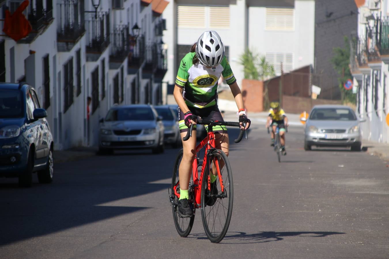 El barrio de 'Santa Catalina' de Jerez de los Caballeros ha acogido, esta mañana, la tercera prueba del Gran Premio Diputación de Badajoz 'Copa Escuelas de ciclismo en carretera', organizada por el Club Ciclista Jerez de los Caballeros y la Federación Extremeña de Ciclismo.Una competición de ciclismo que, como ya adelantó HOY Jerez, fue creada por la Federación Extremeña de Ciclismo con el objetivo de fomentar y seguir practicando deporte cuando ya han terminado todos los circuitos que se celebran durante el curso académico. En la citada prueba, han participado diferentes categorías: cadete, promesa, junior, principiante, alevín e infantil.Juan Luis Soriano, presidente del Club Ciclista Jerez, ha manifestado su satisfacción por el buen desarrollo de la jornada, «este tipo de pruebas son fundamentales para hacer cantera y promover este deporte entre los más pequeños».