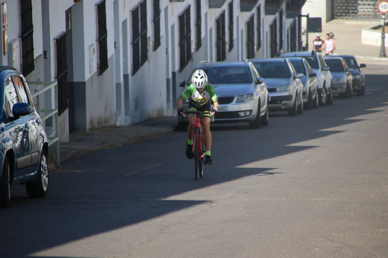 El barrio de 'Santa Catalina' de Jerez de los Caballeros ha acogido, esta mañana, la tercera prueba del Gran Premio Diputación de Badajoz 'Copa Escuelas de ciclismo en carretera', organizada por el Club Ciclista Jerez de los Caballeros y la Federación Extremeña de Ciclismo.Una competición de ciclismo que, como ya adelantó HOY Jerez, fue creada por la Federación Extremeña de Ciclismo con el objetivo de fomentar y seguir practicando deporte cuando ya han terminado todos los circuitos que se celebran durante el curso académico. En la citada prueba, han participado diferentes categorías: cadete, promesa, junior, principiante, alevín e infantil.Juan Luis Soriano, presidente del Club Ciclista Jerez, ha manifestado su satisfacción por el buen desarrollo de la jornada, «este tipo de pruebas son fundamentales para hacer cantera y promover este deporte entre los más pequeños».