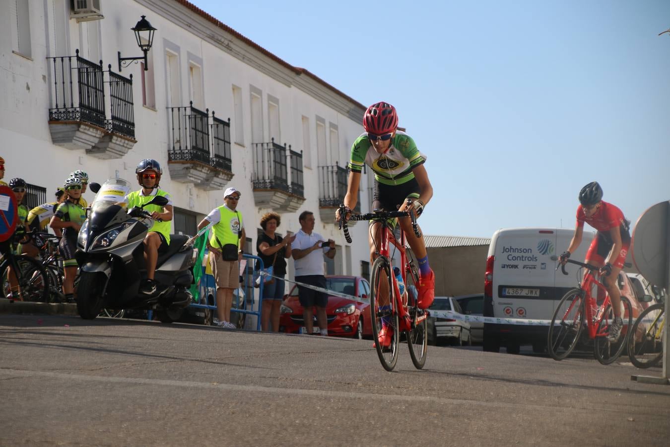 El barrio de 'Santa Catalina' de Jerez de los Caballeros ha acogido, esta mañana, la tercera prueba del Gran Premio Diputación de Badajoz 'Copa Escuelas de ciclismo en carretera', organizada por el Club Ciclista Jerez de los Caballeros y la Federación Extremeña de Ciclismo.Una competición de ciclismo que, como ya adelantó HOY Jerez, fue creada por la Federación Extremeña de Ciclismo con el objetivo de fomentar y seguir practicando deporte cuando ya han terminado todos los circuitos que se celebran durante el curso académico. En la citada prueba, han participado diferentes categorías: cadete, promesa, junior, principiante, alevín e infantil.Juan Luis Soriano, presidente del Club Ciclista Jerez, ha manifestado su satisfacción por el buen desarrollo de la jornada, «este tipo de pruebas son fundamentales para hacer cantera y promover este deporte entre los más pequeños».
