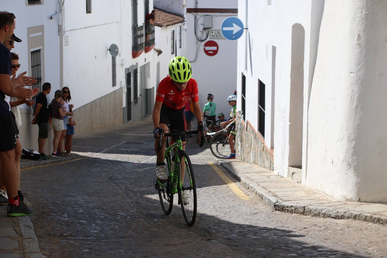 El barrio de 'Santa Catalina' de Jerez de los Caballeros ha acogido, esta mañana, la tercera prueba del Gran Premio Diputación de Badajoz 'Copa Escuelas de ciclismo en carretera', organizada por el Club Ciclista Jerez de los Caballeros y la Federación Extremeña de Ciclismo.Una competición de ciclismo que, como ya adelantó HOY Jerez, fue creada por la Federación Extremeña de Ciclismo con el objetivo de fomentar y seguir practicando deporte cuando ya han terminado todos los circuitos que se celebran durante el curso académico. En la citada prueba, han participado diferentes categorías: cadete, promesa, junior, principiante, alevín e infantil.Juan Luis Soriano, presidente del Club Ciclista Jerez, ha manifestado su satisfacción por el buen desarrollo de la jornada, «este tipo de pruebas son fundamentales para hacer cantera y promover este deporte entre los más pequeños».