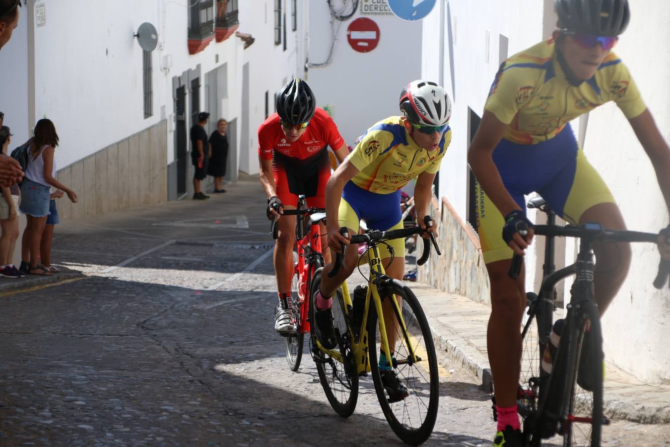El barrio de 'Santa Catalina' de Jerez de los Caballeros ha acogido, esta mañana, la tercera prueba del Gran Premio Diputación de Badajoz 'Copa Escuelas de ciclismo en carretera', organizada por el Club Ciclista Jerez de los Caballeros y la Federación Extremeña de Ciclismo.Una competición de ciclismo que, como ya adelantó HOY Jerez, fue creada por la Federación Extremeña de Ciclismo con el objetivo de fomentar y seguir practicando deporte cuando ya han terminado todos los circuitos que se celebran durante el curso académico. En la citada prueba, han participado diferentes categorías: cadete, promesa, junior, principiante, alevín e infantil.Juan Luis Soriano, presidente del Club Ciclista Jerez, ha manifestado su satisfacción por el buen desarrollo de la jornada, «este tipo de pruebas son fundamentales para hacer cantera y promover este deporte entre los más pequeños».