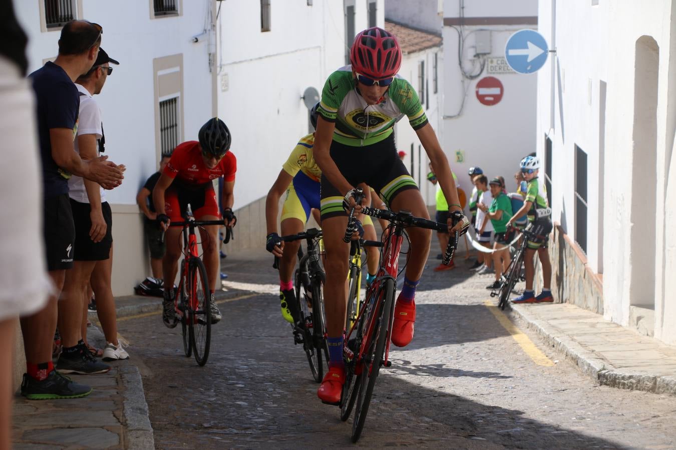 El barrio de 'Santa Catalina' de Jerez de los Caballeros ha acogido, esta mañana, la tercera prueba del Gran Premio Diputación de Badajoz 'Copa Escuelas de ciclismo en carretera', organizada por el Club Ciclista Jerez de los Caballeros y la Federación Extremeña de Ciclismo.Una competición de ciclismo que, como ya adelantó HOY Jerez, fue creada por la Federación Extremeña de Ciclismo con el objetivo de fomentar y seguir practicando deporte cuando ya han terminado todos los circuitos que se celebran durante el curso académico. En la citada prueba, han participado diferentes categorías: cadete, promesa, junior, principiante, alevín e infantil.Juan Luis Soriano, presidente del Club Ciclista Jerez, ha manifestado su satisfacción por el buen desarrollo de la jornada, «este tipo de pruebas son fundamentales para hacer cantera y promover este deporte entre los más pequeños».