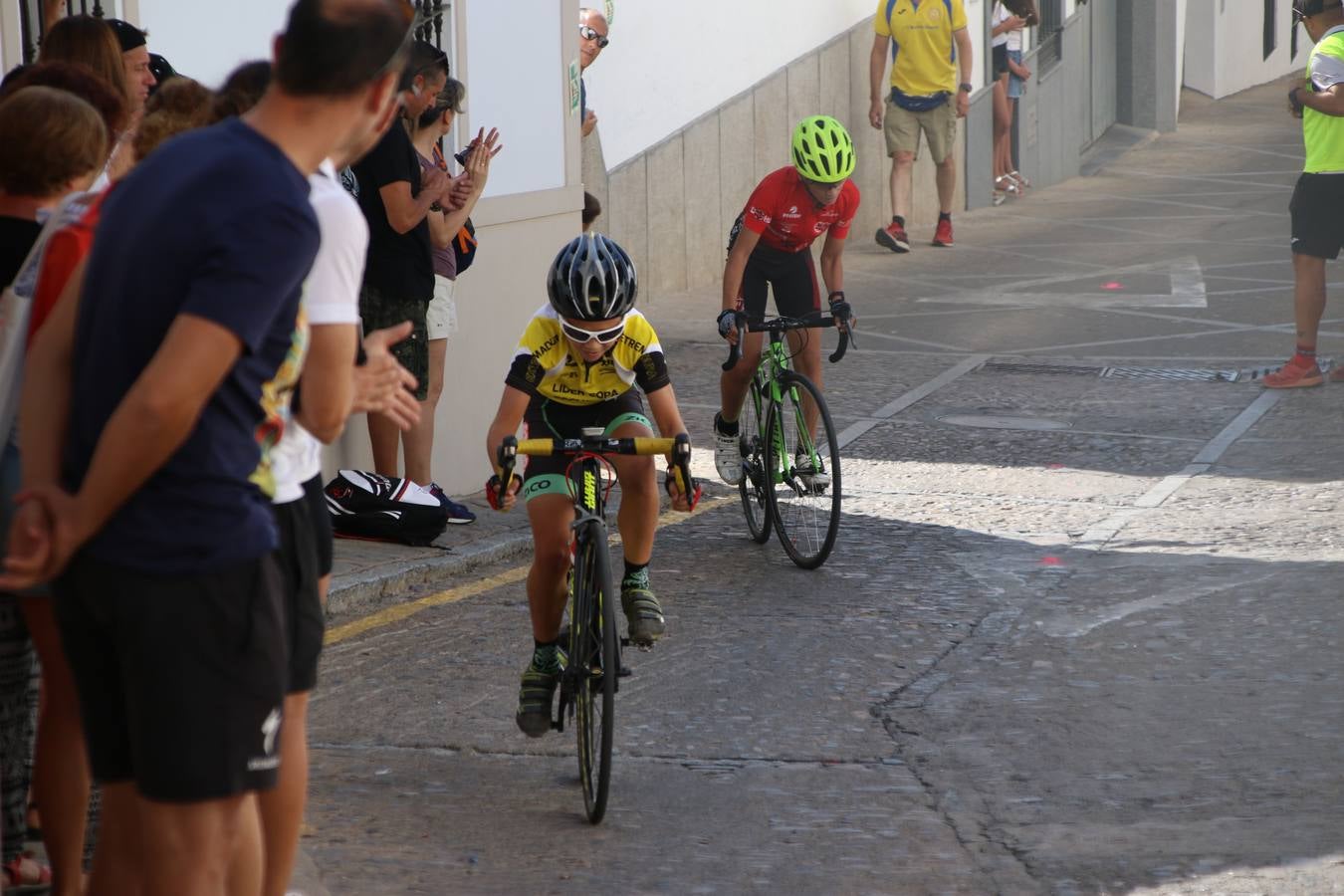 El barrio de 'Santa Catalina' de Jerez de los Caballeros ha acogido, esta mañana, la tercera prueba del Gran Premio Diputación de Badajoz 'Copa Escuelas de ciclismo en carretera', organizada por el Club Ciclista Jerez de los Caballeros y la Federación Extremeña de Ciclismo.Una competición de ciclismo que, como ya adelantó HOY Jerez, fue creada por la Federación Extremeña de Ciclismo con el objetivo de fomentar y seguir practicando deporte cuando ya han terminado todos los circuitos que se celebran durante el curso académico. En la citada prueba, han participado diferentes categorías: cadete, promesa, junior, principiante, alevín e infantil.Juan Luis Soriano, presidente del Club Ciclista Jerez, ha manifestado su satisfacción por el buen desarrollo de la jornada, «este tipo de pruebas son fundamentales para hacer cantera y promover este deporte entre los más pequeños».