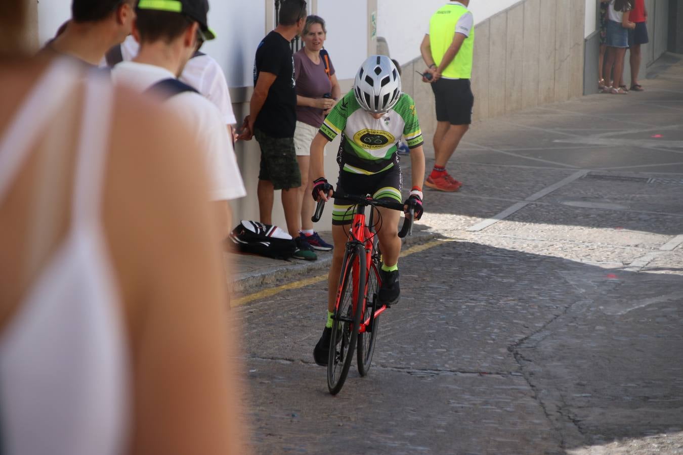 El barrio de 'Santa Catalina' de Jerez de los Caballeros ha acogido, esta mañana, la tercera prueba del Gran Premio Diputación de Badajoz 'Copa Escuelas de ciclismo en carretera', organizada por el Club Ciclista Jerez de los Caballeros y la Federación Extremeña de Ciclismo.Una competición de ciclismo que, como ya adelantó HOY Jerez, fue creada por la Federación Extremeña de Ciclismo con el objetivo de fomentar y seguir practicando deporte cuando ya han terminado todos los circuitos que se celebran durante el curso académico. En la citada prueba, han participado diferentes categorías: cadete, promesa, junior, principiante, alevín e infantil.Juan Luis Soriano, presidente del Club Ciclista Jerez, ha manifestado su satisfacción por el buen desarrollo de la jornada, «este tipo de pruebas son fundamentales para hacer cantera y promover este deporte entre los más pequeños».