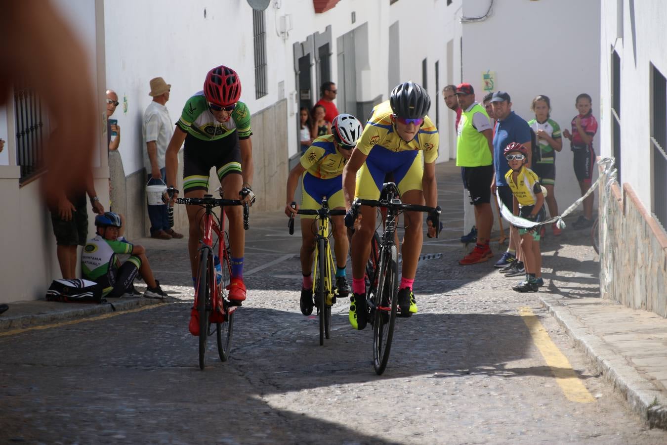 El barrio de 'Santa Catalina' de Jerez de los Caballeros ha acogido, esta mañana, la tercera prueba del Gran Premio Diputación de Badajoz 'Copa Escuelas de ciclismo en carretera', organizada por el Club Ciclista Jerez de los Caballeros y la Federación Extremeña de Ciclismo.Una competición de ciclismo que, como ya adelantó HOY Jerez, fue creada por la Federación Extremeña de Ciclismo con el objetivo de fomentar y seguir practicando deporte cuando ya han terminado todos los circuitos que se celebran durante el curso académico. En la citada prueba, han participado diferentes categorías: cadete, promesa, junior, principiante, alevín e infantil.Juan Luis Soriano, presidente del Club Ciclista Jerez, ha manifestado su satisfacción por el buen desarrollo de la jornada, «este tipo de pruebas son fundamentales para hacer cantera y promover este deporte entre los más pequeños».