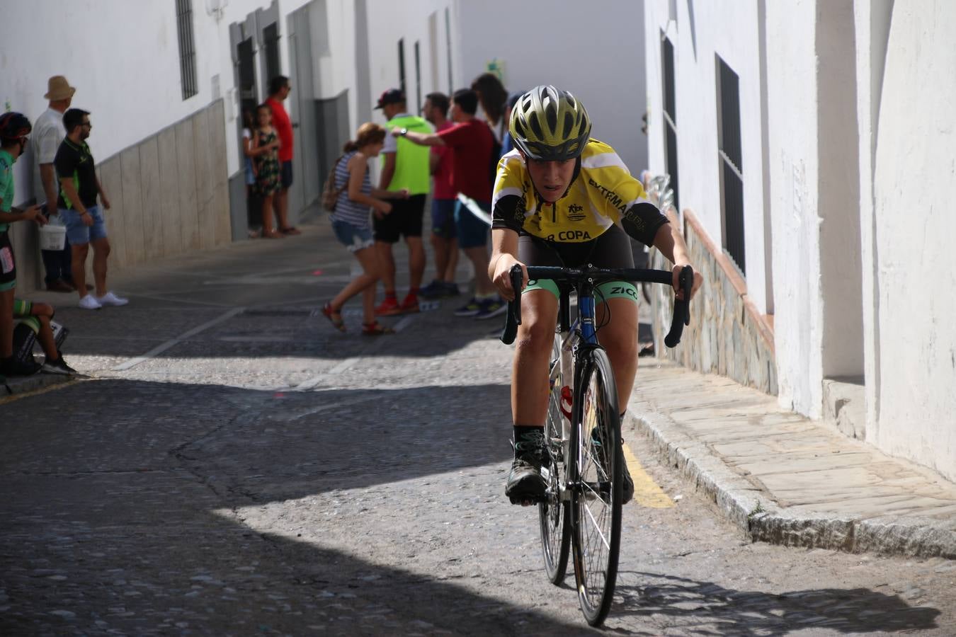 El barrio de 'Santa Catalina' de Jerez de los Caballeros ha acogido, esta mañana, la tercera prueba del Gran Premio Diputación de Badajoz 'Copa Escuelas de ciclismo en carretera', organizada por el Club Ciclista Jerez de los Caballeros y la Federación Extremeña de Ciclismo.Una competición de ciclismo que, como ya adelantó HOY Jerez, fue creada por la Federación Extremeña de Ciclismo con el objetivo de fomentar y seguir practicando deporte cuando ya han terminado todos los circuitos que se celebran durante el curso académico. En la citada prueba, han participado diferentes categorías: cadete, promesa, junior, principiante, alevín e infantil.Juan Luis Soriano, presidente del Club Ciclista Jerez, ha manifestado su satisfacción por el buen desarrollo de la jornada, «este tipo de pruebas son fundamentales para hacer cantera y promover este deporte entre los más pequeños».