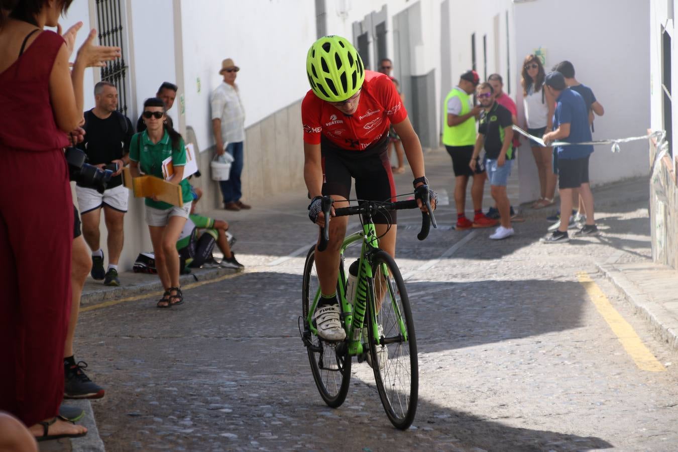 El barrio de 'Santa Catalina' de Jerez de los Caballeros ha acogido, esta mañana, la tercera prueba del Gran Premio Diputación de Badajoz 'Copa Escuelas de ciclismo en carretera', organizada por el Club Ciclista Jerez de los Caballeros y la Federación Extremeña de Ciclismo.Una competición de ciclismo que, como ya adelantó HOY Jerez, fue creada por la Federación Extremeña de Ciclismo con el objetivo de fomentar y seguir practicando deporte cuando ya han terminado todos los circuitos que se celebran durante el curso académico. En la citada prueba, han participado diferentes categorías: cadete, promesa, junior, principiante, alevín e infantil.Juan Luis Soriano, presidente del Club Ciclista Jerez, ha manifestado su satisfacción por el buen desarrollo de la jornada, «este tipo de pruebas son fundamentales para hacer cantera y promover este deporte entre los más pequeños».