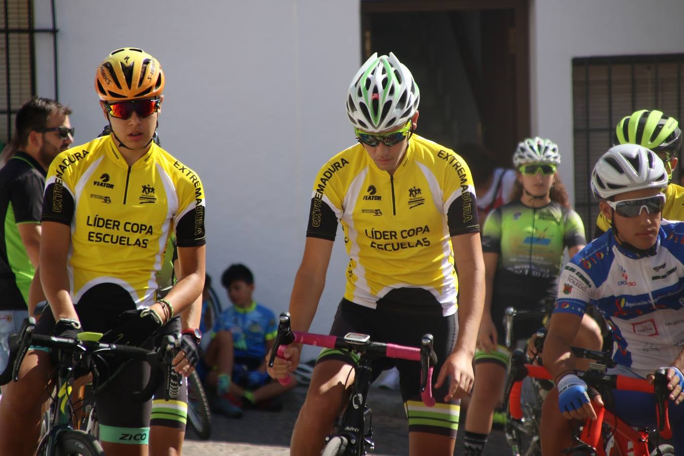 El barrio de 'Santa Catalina' de Jerez de los Caballeros ha acogido, esta mañana, la tercera prueba del Gran Premio Diputación de Badajoz 'Copa Escuelas de ciclismo en carretera', organizada por el Club Ciclista Jerez de los Caballeros y la Federación Extremeña de Ciclismo.Una competición de ciclismo que, como ya adelantó HOY Jerez, fue creada por la Federación Extremeña de Ciclismo con el objetivo de fomentar y seguir practicando deporte cuando ya han terminado todos los circuitos que se celebran durante el curso académico. En la citada prueba, han participado diferentes categorías: cadete, promesa, junior, principiante, alevín e infantil.Juan Luis Soriano, presidente del Club Ciclista Jerez, ha manifestado su satisfacción por el buen desarrollo de la jornada, «este tipo de pruebas son fundamentales para hacer cantera y promover este deporte entre los más pequeños».