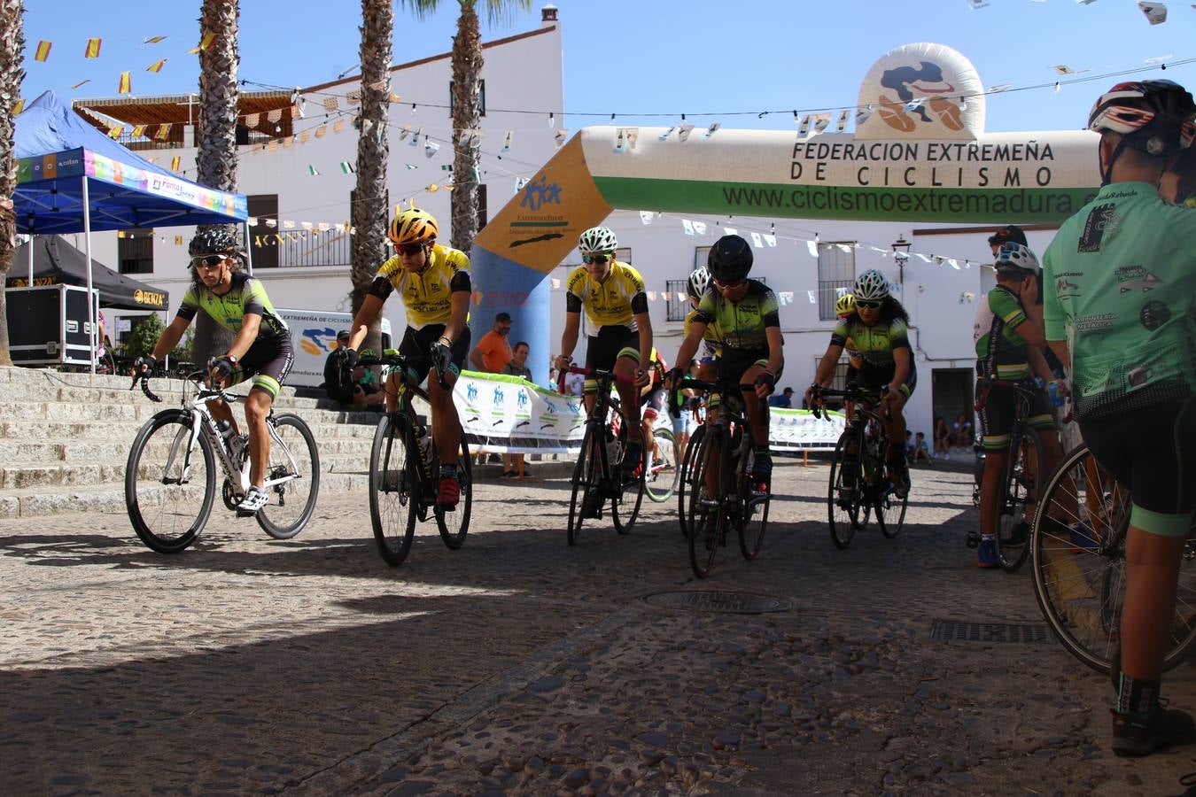 El barrio de 'Santa Catalina' de Jerez de los Caballeros ha acogido, esta mañana, la tercera prueba del Gran Premio Diputación de Badajoz 'Copa Escuelas de ciclismo en carretera', organizada por el Club Ciclista Jerez de los Caballeros y la Federación Extremeña de Ciclismo.Una competición de ciclismo que, como ya adelantó HOY Jerez, fue creada por la Federación Extremeña de Ciclismo con el objetivo de fomentar y seguir practicando deporte cuando ya han terminado todos los circuitos que se celebran durante el curso académico. En la citada prueba, han participado diferentes categorías: cadete, promesa, junior, principiante, alevín e infantil.Juan Luis Soriano, presidente del Club Ciclista Jerez, ha manifestado su satisfacción por el buen desarrollo de la jornada, «este tipo de pruebas son fundamentales para hacer cantera y promover este deporte entre los más pequeños».