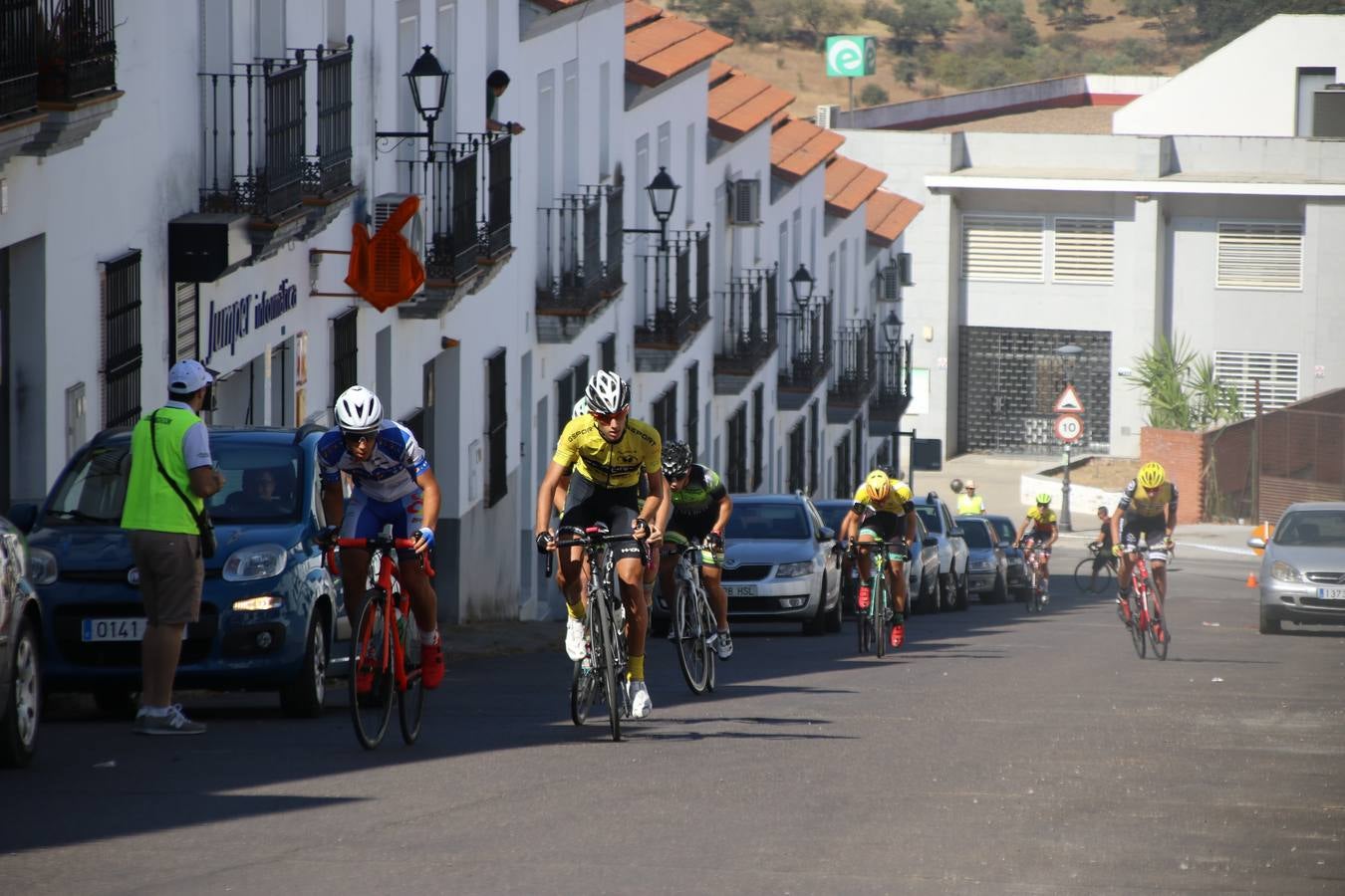 El barrio de 'Santa Catalina' de Jerez de los Caballeros ha acogido, esta mañana, la tercera prueba del Gran Premio Diputación de Badajoz 'Copa Escuelas de ciclismo en carretera', organizada por el Club Ciclista Jerez de los Caballeros y la Federación Extremeña de Ciclismo.Una competición de ciclismo que, como ya adelantó HOY Jerez, fue creada por la Federación Extremeña de Ciclismo con el objetivo de fomentar y seguir practicando deporte cuando ya han terminado todos los circuitos que se celebran durante el curso académico. En la citada prueba, han participado diferentes categorías: cadete, promesa, junior, principiante, alevín e infantil.Juan Luis Soriano, presidente del Club Ciclista Jerez, ha manifestado su satisfacción por el buen desarrollo de la jornada, «este tipo de pruebas son fundamentales para hacer cantera y promover este deporte entre los más pequeños».