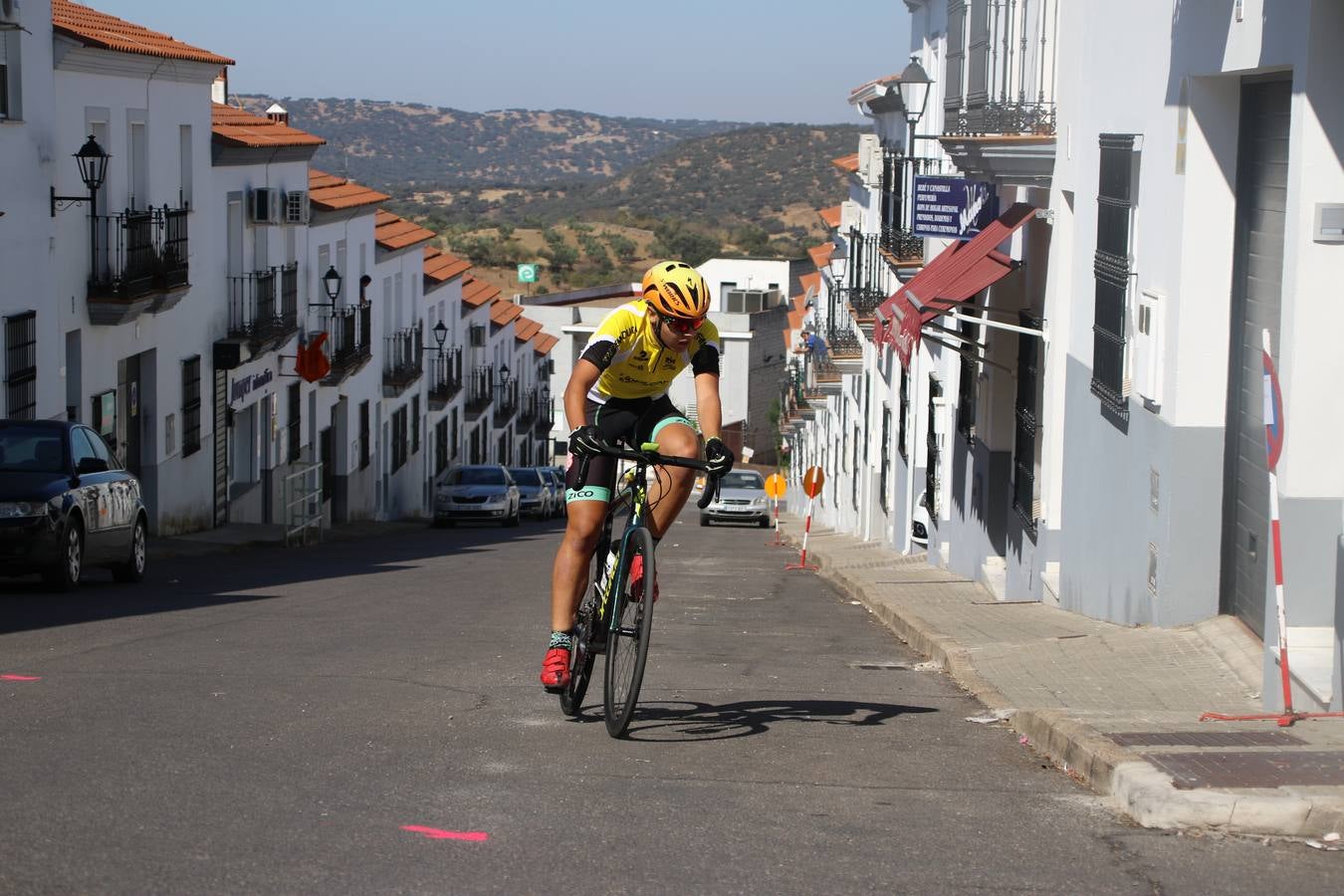 El barrio de 'Santa Catalina' de Jerez de los Caballeros ha acogido, esta mañana, la tercera prueba del Gran Premio Diputación de Badajoz 'Copa Escuelas de ciclismo en carretera', organizada por el Club Ciclista Jerez de los Caballeros y la Federación Extremeña de Ciclismo.Una competición de ciclismo que, como ya adelantó HOY Jerez, fue creada por la Federación Extremeña de Ciclismo con el objetivo de fomentar y seguir practicando deporte cuando ya han terminado todos los circuitos que se celebran durante el curso académico. En la citada prueba, han participado diferentes categorías: cadete, promesa, junior, principiante, alevín e infantil.Juan Luis Soriano, presidente del Club Ciclista Jerez, ha manifestado su satisfacción por el buen desarrollo de la jornada, «este tipo de pruebas son fundamentales para hacer cantera y promover este deporte entre los más pequeños».