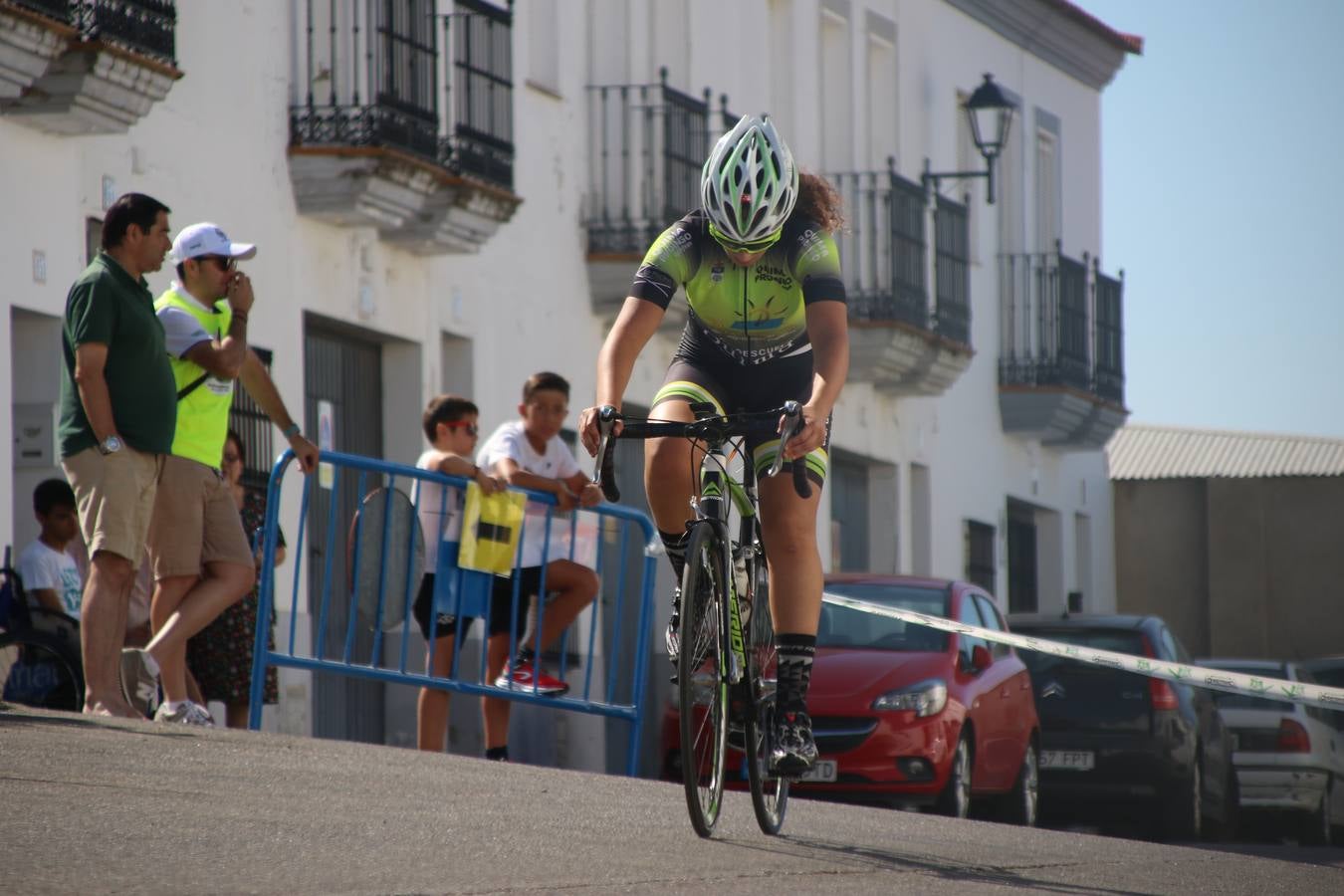 El barrio de 'Santa Catalina' de Jerez de los Caballeros ha acogido, esta mañana, la tercera prueba del Gran Premio Diputación de Badajoz 'Copa Escuelas de ciclismo en carretera', organizada por el Club Ciclista Jerez de los Caballeros y la Federación Extremeña de Ciclismo.Una competición de ciclismo que, como ya adelantó HOY Jerez, fue creada por la Federación Extremeña de Ciclismo con el objetivo de fomentar y seguir practicando deporte cuando ya han terminado todos los circuitos que se celebran durante el curso académico. En la citada prueba, han participado diferentes categorías: cadete, promesa, junior, principiante, alevín e infantil.Juan Luis Soriano, presidente del Club Ciclista Jerez, ha manifestado su satisfacción por el buen desarrollo de la jornada, «este tipo de pruebas son fundamentales para hacer cantera y promover este deporte entre los más pequeños».