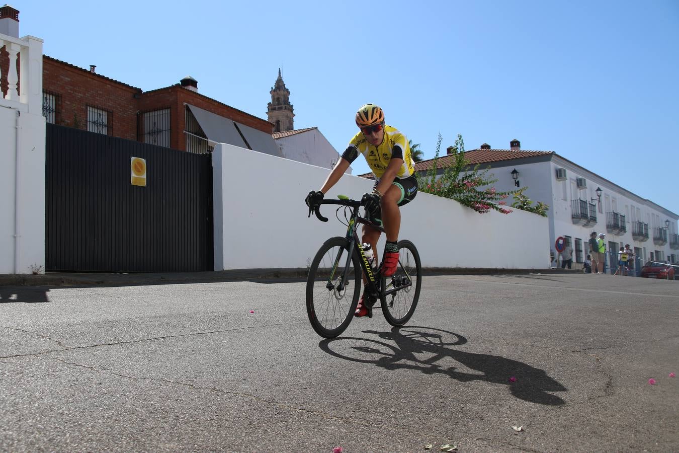 El barrio de 'Santa Catalina' de Jerez de los Caballeros ha acogido, esta mañana, la tercera prueba del Gran Premio Diputación de Badajoz 'Copa Escuelas de ciclismo en carretera', organizada por el Club Ciclista Jerez de los Caballeros y la Federación Extremeña de Ciclismo.Una competición de ciclismo que, como ya adelantó HOY Jerez, fue creada por la Federación Extremeña de Ciclismo con el objetivo de fomentar y seguir practicando deporte cuando ya han terminado todos los circuitos que se celebran durante el curso académico. En la citada prueba, han participado diferentes categorías: cadete, promesa, junior, principiante, alevín e infantil.Juan Luis Soriano, presidente del Club Ciclista Jerez, ha manifestado su satisfacción por el buen desarrollo de la jornada, «este tipo de pruebas son fundamentales para hacer cantera y promover este deporte entre los más pequeños».