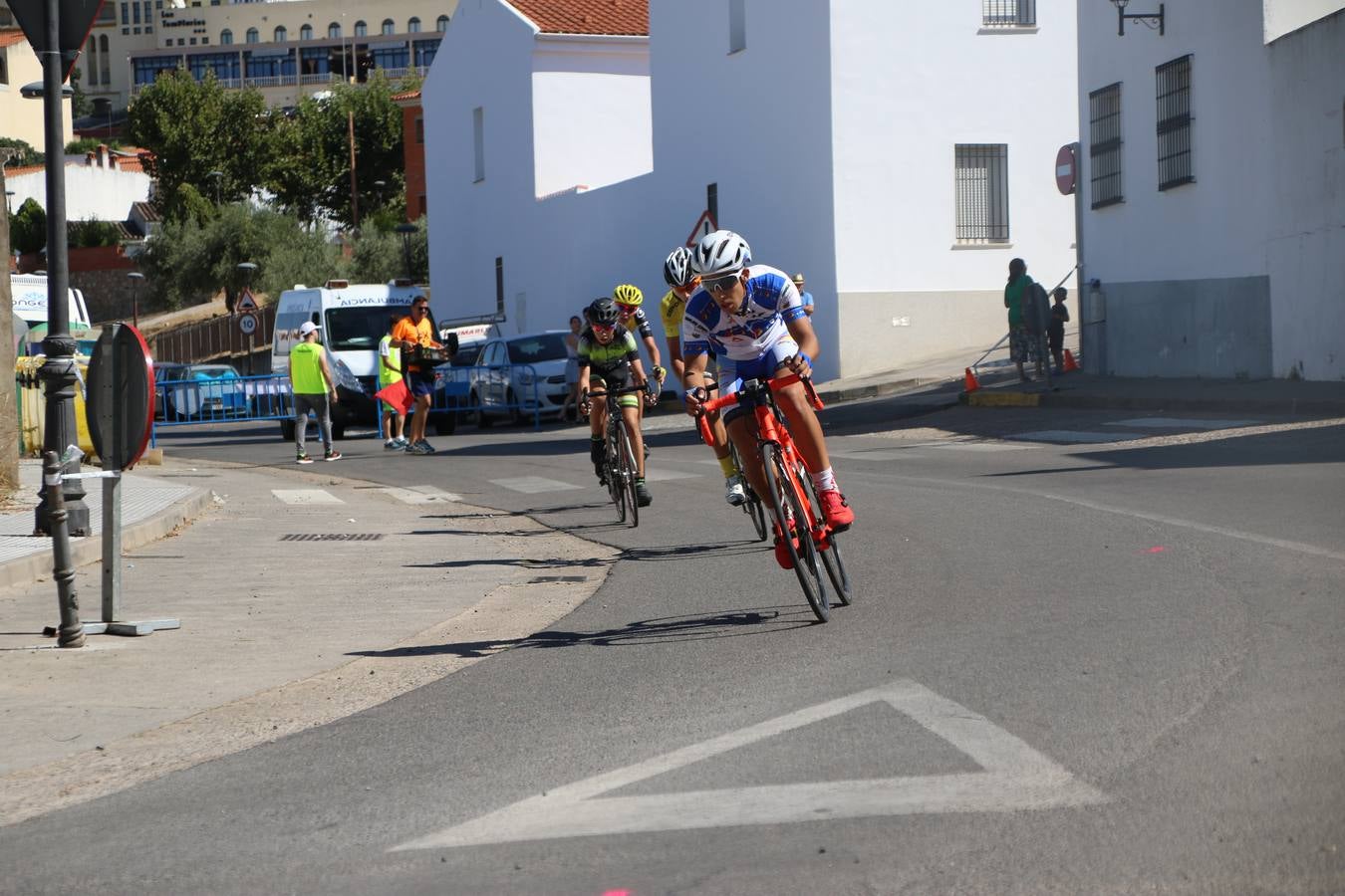 El barrio de 'Santa Catalina' de Jerez de los Caballeros ha acogido, esta mañana, la tercera prueba del Gran Premio Diputación de Badajoz 'Copa Escuelas de ciclismo en carretera', organizada por el Club Ciclista Jerez de los Caballeros y la Federación Extremeña de Ciclismo.Una competición de ciclismo que, como ya adelantó HOY Jerez, fue creada por la Federación Extremeña de Ciclismo con el objetivo de fomentar y seguir practicando deporte cuando ya han terminado todos los circuitos que se celebran durante el curso académico. En la citada prueba, han participado diferentes categorías: cadete, promesa, junior, principiante, alevín e infantil.Juan Luis Soriano, presidente del Club Ciclista Jerez, ha manifestado su satisfacción por el buen desarrollo de la jornada, «este tipo de pruebas son fundamentales para hacer cantera y promover este deporte entre los más pequeños».