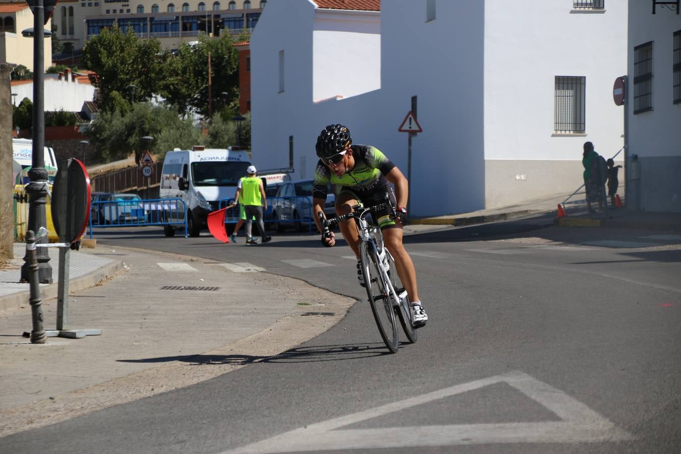 El barrio de 'Santa Catalina' de Jerez de los Caballeros ha acogido, esta mañana, la tercera prueba del Gran Premio Diputación de Badajoz 'Copa Escuelas de ciclismo en carretera', organizada por el Club Ciclista Jerez de los Caballeros y la Federación Extremeña de Ciclismo.Una competición de ciclismo que, como ya adelantó HOY Jerez, fue creada por la Federación Extremeña de Ciclismo con el objetivo de fomentar y seguir practicando deporte cuando ya han terminado todos los circuitos que se celebran durante el curso académico. En la citada prueba, han participado diferentes categorías: cadete, promesa, junior, principiante, alevín e infantil.Juan Luis Soriano, presidente del Club Ciclista Jerez, ha manifestado su satisfacción por el buen desarrollo de la jornada, «este tipo de pruebas son fundamentales para hacer cantera y promover este deporte entre los más pequeños».