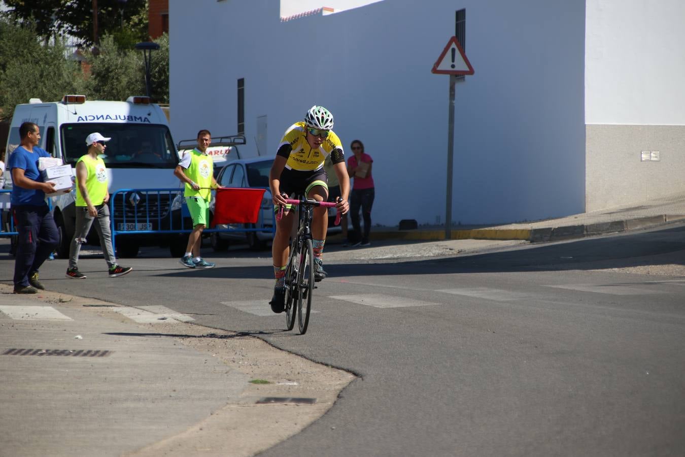 El barrio de 'Santa Catalina' de Jerez de los Caballeros ha acogido, esta mañana, la tercera prueba del Gran Premio Diputación de Badajoz 'Copa Escuelas de ciclismo en carretera', organizada por el Club Ciclista Jerez de los Caballeros y la Federación Extremeña de Ciclismo.Una competición de ciclismo que, como ya adelantó HOY Jerez, fue creada por la Federación Extremeña de Ciclismo con el objetivo de fomentar y seguir practicando deporte cuando ya han terminado todos los circuitos que se celebran durante el curso académico. En la citada prueba, han participado diferentes categorías: cadete, promesa, junior, principiante, alevín e infantil.Juan Luis Soriano, presidente del Club Ciclista Jerez, ha manifestado su satisfacción por el buen desarrollo de la jornada, «este tipo de pruebas son fundamentales para hacer cantera y promover este deporte entre los más pequeños».
