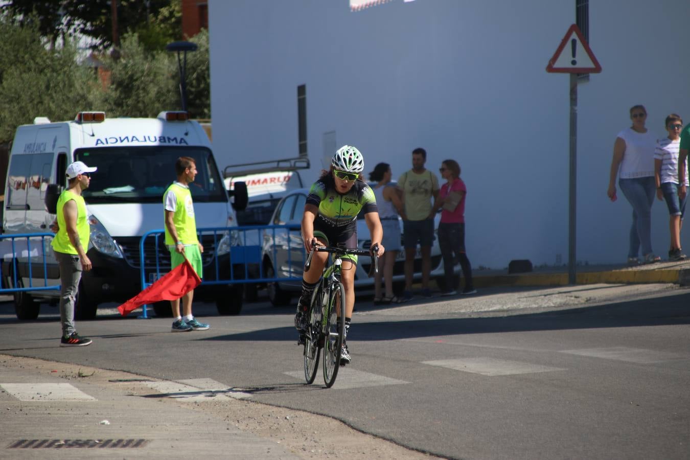 El barrio de 'Santa Catalina' de Jerez de los Caballeros ha acogido, esta mañana, la tercera prueba del Gran Premio Diputación de Badajoz 'Copa Escuelas de ciclismo en carretera', organizada por el Club Ciclista Jerez de los Caballeros y la Federación Extremeña de Ciclismo.Una competición de ciclismo que, como ya adelantó HOY Jerez, fue creada por la Federación Extremeña de Ciclismo con el objetivo de fomentar y seguir practicando deporte cuando ya han terminado todos los circuitos que se celebran durante el curso académico. En la citada prueba, han participado diferentes categorías: cadete, promesa, junior, principiante, alevín e infantil.Juan Luis Soriano, presidente del Club Ciclista Jerez, ha manifestado su satisfacción por el buen desarrollo de la jornada, «este tipo de pruebas son fundamentales para hacer cantera y promover este deporte entre los más pequeños».