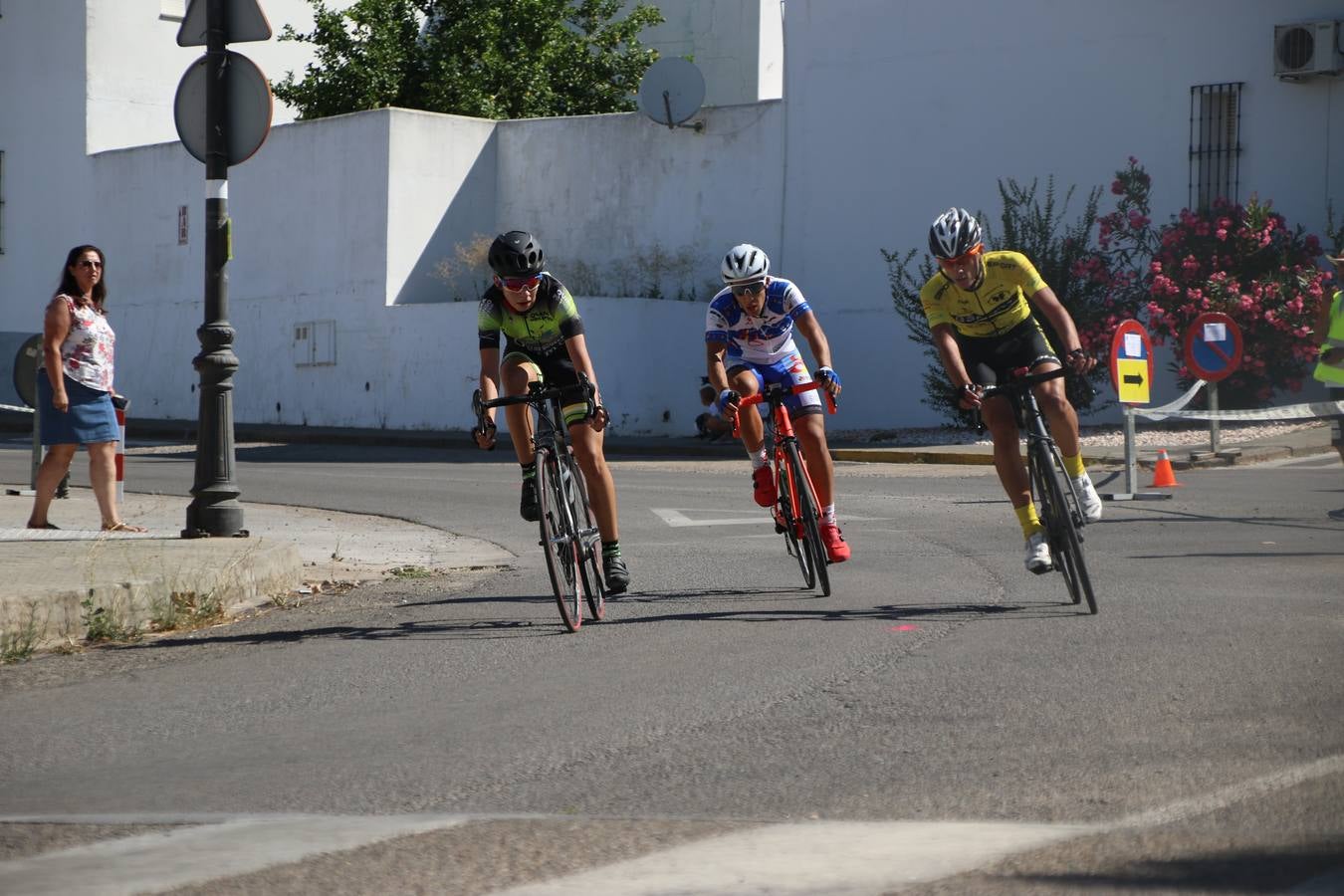 El barrio de 'Santa Catalina' de Jerez de los Caballeros ha acogido, esta mañana, la tercera prueba del Gran Premio Diputación de Badajoz 'Copa Escuelas de ciclismo en carretera', organizada por el Club Ciclista Jerez de los Caballeros y la Federación Extremeña de Ciclismo.Una competición de ciclismo que, como ya adelantó HOY Jerez, fue creada por la Federación Extremeña de Ciclismo con el objetivo de fomentar y seguir practicando deporte cuando ya han terminado todos los circuitos que se celebran durante el curso académico. En la citada prueba, han participado diferentes categorías: cadete, promesa, junior, principiante, alevín e infantil.Juan Luis Soriano, presidente del Club Ciclista Jerez, ha manifestado su satisfacción por el buen desarrollo de la jornada, «este tipo de pruebas son fundamentales para hacer cantera y promover este deporte entre los más pequeños».