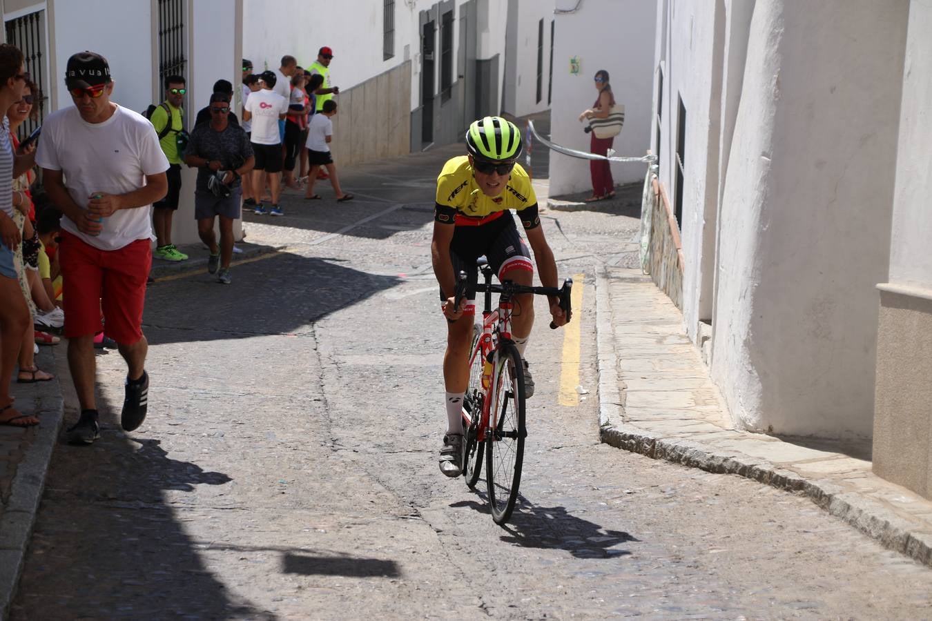 El barrio de 'Santa Catalina' de Jerez de los Caballeros ha acogido, esta mañana, la tercera prueba del Gran Premio Diputación de Badajoz 'Copa Escuelas de ciclismo en carretera', organizada por el Club Ciclista Jerez de los Caballeros y la Federación Extremeña de Ciclismo.Una competición de ciclismo que, como ya adelantó HOY Jerez, fue creada por la Federación Extremeña de Ciclismo con el objetivo de fomentar y seguir practicando deporte cuando ya han terminado todos los circuitos que se celebran durante el curso académico. En la citada prueba, han participado diferentes categorías: cadete, promesa, junior, principiante, alevín e infantil.Juan Luis Soriano, presidente del Club Ciclista Jerez, ha manifestado su satisfacción por el buen desarrollo de la jornada, «este tipo de pruebas son fundamentales para hacer cantera y promover este deporte entre los más pequeños».