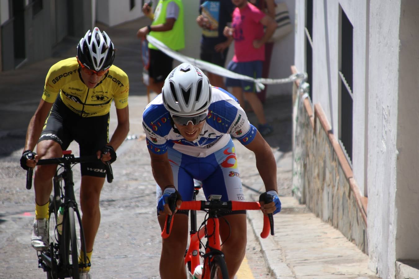 El barrio de 'Santa Catalina' de Jerez de los Caballeros ha acogido, esta mañana, la tercera prueba del Gran Premio Diputación de Badajoz 'Copa Escuelas de ciclismo en carretera', organizada por el Club Ciclista Jerez de los Caballeros y la Federación Extremeña de Ciclismo.Una competición de ciclismo que, como ya adelantó HOY Jerez, fue creada por la Federación Extremeña de Ciclismo con el objetivo de fomentar y seguir practicando deporte cuando ya han terminado todos los circuitos que se celebran durante el curso académico. En la citada prueba, han participado diferentes categorías: cadete, promesa, junior, principiante, alevín e infantil.Juan Luis Soriano, presidente del Club Ciclista Jerez, ha manifestado su satisfacción por el buen desarrollo de la jornada, «este tipo de pruebas son fundamentales para hacer cantera y promover este deporte entre los más pequeños».
