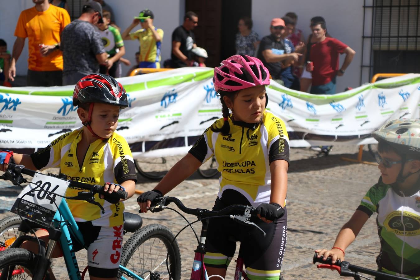 El barrio de 'Santa Catalina' de Jerez de los Caballeros ha acogido, esta mañana, la tercera prueba del Gran Premio Diputación de Badajoz 'Copa Escuelas de ciclismo en carretera', organizada por el Club Ciclista Jerez de los Caballeros y la Federación Extremeña de Ciclismo.Una competición de ciclismo que, como ya adelantó HOY Jerez, fue creada por la Federación Extremeña de Ciclismo con el objetivo de fomentar y seguir practicando deporte cuando ya han terminado todos los circuitos que se celebran durante el curso académico. En la citada prueba, han participado diferentes categorías: cadete, promesa, junior, principiante, alevín e infantil.Juan Luis Soriano, presidente del Club Ciclista Jerez, ha manifestado su satisfacción por el buen desarrollo de la jornada, «este tipo de pruebas son fundamentales para hacer cantera y promover este deporte entre los más pequeños».